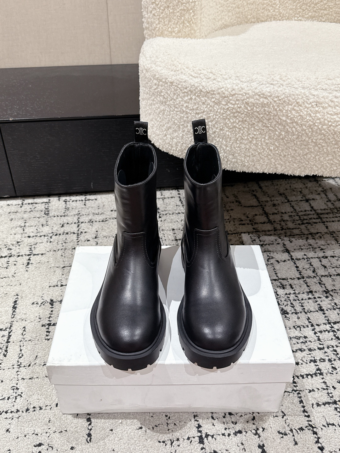 NO:593517,#TOPVERSION CELINE Celine 25/ BUMARGARET Arc de Triomphe Chelsea short boots. Entering autumn and winter, a series of boots are essential for fashionistas’ shoe cabinets. The shoe body is cleverly integrated with the classic Arc de Triomphe elements. The exquisiteness allows Celine’s iconic style to be fully revealed.  Round toe design, retro and versatile. Thick rubber outsole has good grip and has a certain heightening effect. It combines retro British style and modern fashion sense, and can be matched with a variety of styles of clothing. It is a classic style in the fashion circle and is not easy to go out of style. The upper is cowhide, the lining is sheepskin, the heel height is 3.5cm, and the sole is molded rubber outsole  Size#35-41 (40.41 custom-made, non-refundable), boots, celine, celine, boots, cowhide, sheepskin19860909#顶级版本 CELINE 赛琳 25/ BUMARGARET 凯旋门 切尔西短靴 踏入秋冬 时尚达人们的鞋柜里必备靴子系列 鞋身巧妙融入经典的凯旋门元素 精致无比让Celine的标志性风格展露无遗 . 圆头设计,复古又百搭.厚底橡胶外底,具有良好的抓地力,同时带有一定增高效果.融合了复古英伦风与现代时尚感,可搭配多种风格的服饰,是时尚圈经典且不易过时的款式. 鞋面牛皮 内里羊皮 跟高3.5cm 鞋底开模橡胶大底 Size#35-41（40.41定做不退换）,靴子,celine,celine,boots,cowhide,sheepskin,Women's Shoes