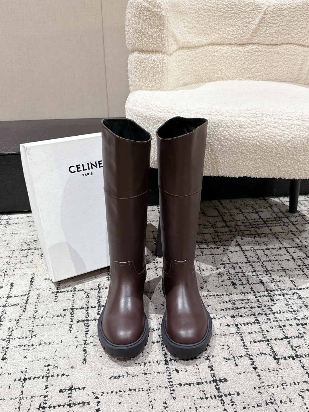 NO:593520,#TOPVERSION CELINE Celine 25/ BUMARGARET Arc de Triomphe Chelsea Boots Entering autumn and winter, a must-have boot series for fashionistas’ shoe cabinets. The shoe body is cleverly integrated with the classic Arc de Triomphe elements. The exquisiteness allows Celine’s iconic style to be fully revealed.  Round toe design, retro and versatile. Thick rubber outsole has good grip and has a certain heightening effect. It combines retro British style and modern fashion sense, and can be matched with a variety of styles of clothing. It is a classic style in the fashion circle and is not easy to go out of style. The upper is cowhide, the lining is sheepskin, the heel height is 3.5cm, and the sole is molded rubber outsole  Size#35-41 (40.41 custom-made, non-refundable), boots, celine, celine, boots, cowhide, sheepskin19860909#顶级版本 CELINE 赛琳 25/ BUMARGARET 凯旋门 切尔西 长靴 踏入秋冬 时尚达人们的鞋柜里必备靴子系列 鞋身巧妙融入经典的凯旋门元素 精致无比让Celine的标志性风格展露无遗 . 圆头设计,复古又百搭.厚底橡胶外底,具有良好的抓地力,同时带有一定增高效果.融合了复古英伦风与现代时尚感,可搭配多种风格的服饰,是时尚圈经典且不易过时的款式. 鞋面牛皮 内里羊皮 跟高3.5cm 鞋底开模橡胶大底 Size#35-41（40.41定做不退换）,靴子,celine,celine,boots,cowhide,sheepskin,Women's Shoes