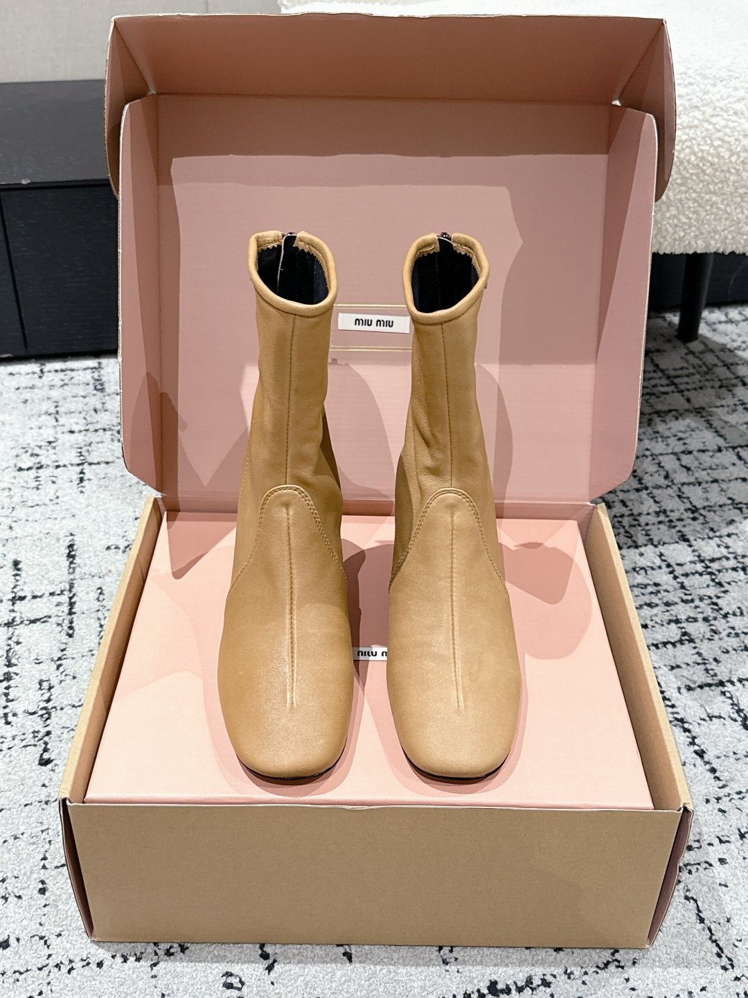 NO:593687,Guangdong purchasing agent MiuMiu 25/ WF new autumn and winter elastic short boots. These elastic boots use contradictory aesthetics to reconstruct the expression of boots. The agility and retro of girls create a unique style symbol and become an iconic item for cross-season wear!  The elastic fabric fits the curve of the ankle like a second layer of skin, keeping the boot three-dimensional and firm without collapsing, and adapting to a variety of leg shapes, making it easy to put on and take off. The elastic fabric details on the side of the shoe continue the classic gene, and are paired with a hidden side zipper design to make the lines more smooth and complete. The 5cm thick heel has been repeatedly adjusted at an angle of inclination, taking into account the upright aura of high-heeled shoes and the stable feel of flat shoes. It is polished with handcraftsmanship for a comfortable texture that can be reached wherever you walk.  All are effortlessly fashionable and smart. Fabric: Made of imported elastic material cowhide (not superfiber on the market) Lining: Sheepskin Outsole: Italian imported leather outsole Size#35-40 (customized for 40), boots, miumiu, boots, flats, high heels, cowhide, sheepskin, Leather soles19860909莞产代购级 MiuMiu 缪缪 25/ WF秋冬新品 弹力 短靴 这款弹力靴以矛盾美学重构靴履表达 将少女的灵动与复古熔铸独特风格符号 成为跨季穿搭的标志性单品！弹力面料则如第二层肌肤般贴合脚踝曲线 既保持靴筒立体挺括不塌陷 又能适配多种腿型 穿脱轻松不费力. 鞋侧的弹力布细节延续经典基因 搭配隐秘侧拉链设计 线条更显流畅完整 5cm粗跟经反复调校倾斜角度,兼顾高跟鞋的挺拔气场与平底鞋的稳健脚感,用手工匠艺打磨舒适质感,步履所及 皆是不费力的时髦与灵动. 面料: 采用进口弹力材质牛皮（非市面超纤） 内里: 羊皮 大底: 意大利进口真皮大底 Size#35-40（40定做）,靴子,miumiu,boots,flats,high heels,cowhide,sheepskin,Leather soles,Women's Shoes