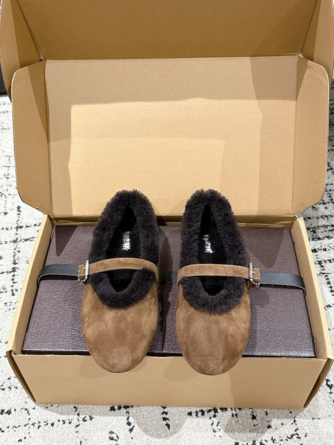 NO:593677,Guangdong-made purchasing agent Alala Alaya 25/ Autumn and winter woolen lamb wool single shoes ballet shoes original purchased from the French first-line luxury brand ALAIA Alala autumn and winter are really coming!  Lamb Velvet Shoes ~ Alaia's milky autumn and winter items, who hasn't owned #Alaia Alaia 2025 dancing shoes and cotton shoes? The ALAIA brand comes from its founder, Azzedine Alaia, the founder of the 'super tight and sexy' trend in the 1980s, known as the 'King of cling'. He is one of the most legendary designers in the fashion industry. Azzedine Alaia cleverly exaggerates the sexy side, and is sober, cautious and modern. Alaia  The design elements continue to appear on the runways of major brands. The style of the Alaia brand is just like its fashion, sexy and modern. The fabric is imported nubuck leather, the outsole is imported wool, Size#35-40, original packaging, fur shoes, alaia19860909莞产代购级 Alala 阿莱亚 25/ 秋冬 毛里 羊羔毛 单鞋 芭蕾舞鞋 原版购入法国一线奢侈品牌ALAIA 阿莱亚秋冬天真的要来咯！羊羔绒鞋～ Alaia奶呼呼的秋冬单品,是谁还没有拥有#Alaia阿莱亚2025跳舞鞋棉鞋、ALAIA品牌源自其创始人,Azzedine Alaia是上世纪80 年代“超紧身性感”风潮的创始人,被称作“King of cling”, 他是时尚界最传奇的设计师之一.Azzedine Alaia 聪明地将性感一边更夸张,既清醒谨慎摩登这些 Alaia 的设计元素仍不断出现在各大品牌的秀台上.Alaia品牌的风格一如其时装,性感而又摩登 面料进口磨砂皮 大底进口羊毛 Size#35-40 原版包装,毛毛鞋,alaia,Women's Shoes