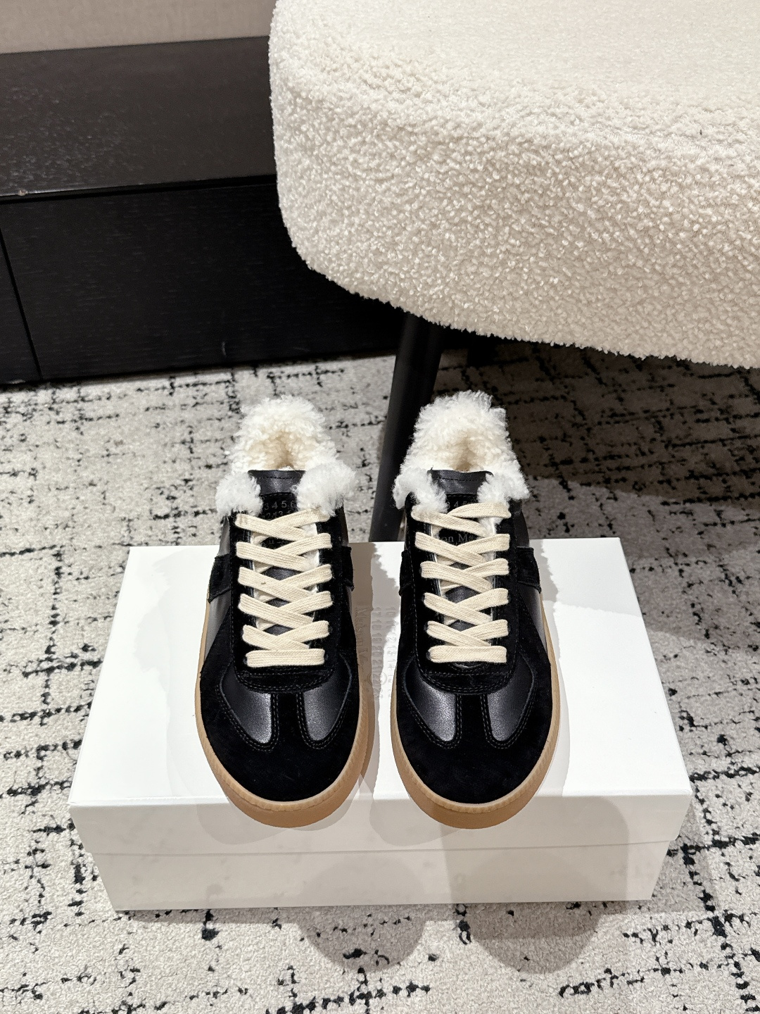 NO:593503,#TOPVERSION MaisonMargiela MM6 Margiela 25/thick-soled moral training shoes, Maori casual sports shoes, original purchase, development, production, genius designer brand, an affordable luxury brand  This German training shoe continues the classic T-shaped leather splicing design. It has been carefully improved many times by the design team, just to let you experience the most original military taste. Special material/cloth surface. The soft and delicate characteristics are combined with the fashionable cloth surface to make it super soft and comfortable while maintaining good breathability. Comfort and texture go hand in hand. It is easy to wear any combination in all seasons. The fabric is original custom-made imported cowhide. The lining is imported soft wool. The outsole is made of original molded rubber and the bottom thickness is 5CM.  Size#35-40 (40 orders are not returnable), casual shoes/sports shoes, masion margiela, masion margiela, sneakers, cowhide19860909#顶级版本 MaisonMargiela MM6 马吉拉 25/ 厚底 德训鞋 毛里 休闲 运动鞋 原版购入开发 做货 鬼才设计师品牌,一个轻奢品牌 这一款德国训练鞋延续了经典的T形真皮拼接设计,经过设计团队多次的精心改良,只为让您体验最原始的军旅味道~材质特殊材料/布面,柔软细腻的特点与时尚潮流的布面相结合,使其既有超高的柔软舒适度,又同时保持不错的透气性能~舒适与质感并行,轻松驾驭四季穿着任何搭配 面料原版定制进口牛皮 内里进口柔软羊毛里 大底原版开模橡胶材质 底厚5CM Size#35-40（40订做不退换）,休闲鞋/运动鞋,masion margiela,masion margiela,sneakers,cowhide,Women's Shoes