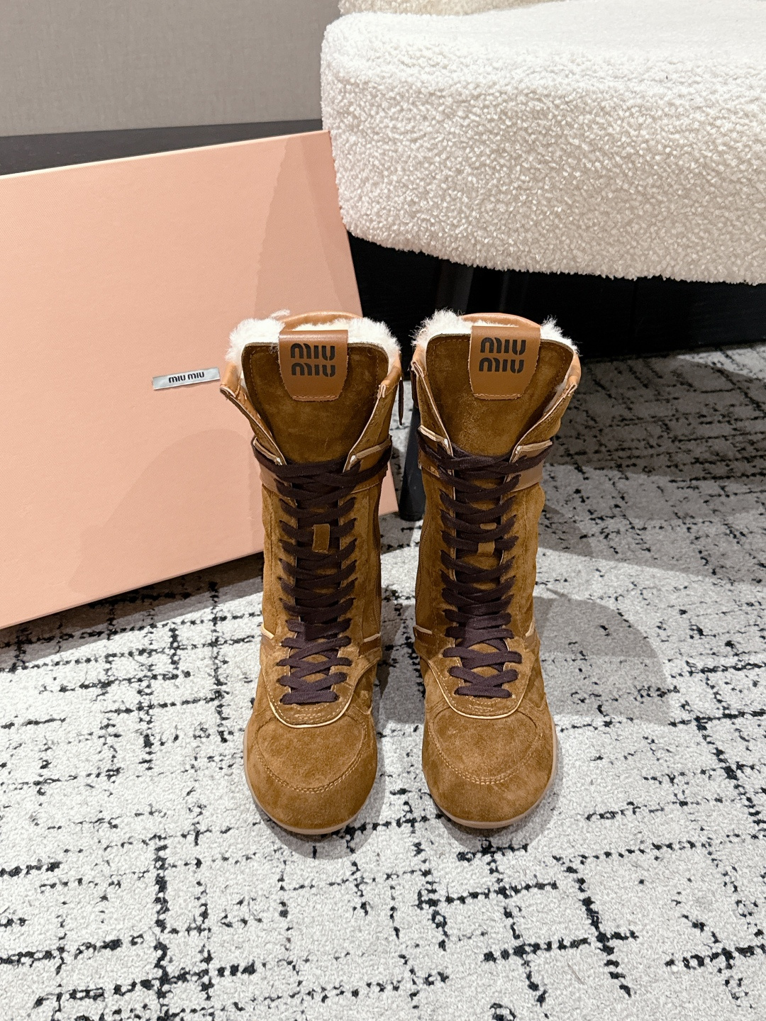 NO:593500,Miu Miu 25/ Autumn and Winter Casual boots with lace-up wool lining, Cavalier boots with fur boots. Appeared on the covers of major fashion magazines. The same style appears on the covers of various celebrities and Xiaohongshu bloggers. It is particularly stunning on your feet. You will not regret it if you close your eyes. The combination can be salty or sweet, easy to wear ~ a very suitable boot for winter. The upper is customized with imported cow suede. The lining is imported wool lining. The sole is zp molded non-slip and wear-resistant rubber outsole. Size#35-40 (40 custom-made), boots, boots19860909缪繆 25/ 秋冬 绑带羊毛里休闲靴骑士靴毛毛靴 出现在各大时装杂志封面·各路明星、小红书博主同款,上脚尤为惊艳到你的一款,闭眼入都是不会后悔·搭配还是可咸可甜,方便穿着～非常适合冬季的一款靴子 鞋面定制进口牛反绒 内里进口羊毛里 鞋底zp开模防滑耐磨橡胶大底 Size#35-40 (40定做),靴子,boots,Women's Shoes