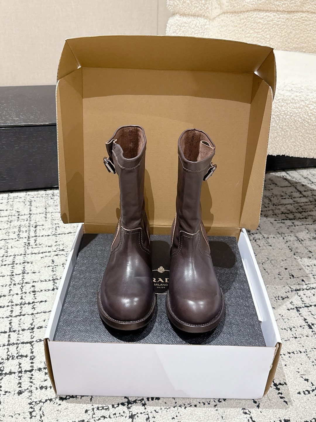 NO:593673,Guan-made purchasing agent Prada 25/ Double-buckle Martin boots Fashionable pile boots Loose short boots Prada 2025 autumn and winter double-buckle Western pile boots, made of vegetable-tanned washed calfskin, soft and wrinkled texture, retro and old-fashioned, super atmospheric, double buckle design on the boot shaft, full of knight style, thick heels and thick soles to walk steadily and show long legs!  Whether paired with jeans or a skirt, you can easily create a fashionable autumn and winter look, versatile and stylish. Fabric: Vegetable-tanned washed calfskin Lining: Sheepskin lining Outsole Genuine leather combination outsole Size: #35-40 (customized for 40), boots, prada, prada, boots, skirts, jeans, cowhide, sheepskin19860909莞产代购级 Prada 普拉达 25/ 双扣带马丁靴 时尚堆堆靴 松垮短靴 Prada 2025秋冬双扣带西部堆堆靴,选用植鞣水洗小牛皮,质感柔软有褶皱,复古做旧超有氛围感,靴筒双搭扣设计,骑士风满满,粗跟厚底走路稳又显腿长！无论配牛仔裤还是裙装,都能轻松打造秋冬时髦造型,百搭又有型 面料植鞣水洗小牛皮 内里: 羊皮内里 大底真皮组合大底 Size: #35-40（40定做）,靴子,prada,prada,boots,skirts,jeans,cowhide,sheepskin,Women's Shoes