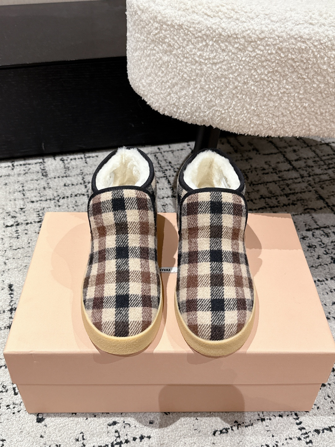 NO:594131,Miu miu 25/ Winter Suede and lambswool boots Snow boots Soft and light texture defines the silhouette of these suede and lambswool boots, combining elegance and practicality. The material and silhouette highlight the modernity and youthfulness of Miu Miu styling. Embroidered leather logo decorates the upper. Fabric: Cowhide Lining: Wool Outsole: Rubber outsole Size:  #35-40(40 customized),snow boots,miumiu,boots,cowhide19860909Miu miu 缪缪 25/ 冬季 绒面皮和羊羔毛 短靴 雪地靴 柔软轻盈的质感定义了这款绒面皮和羊羔毛短靴的轮廓,结合了高雅与实用性.材质与廓形彰显Miu Miu造型的现代与年轻活力. 刺绣皮革徽标装饰鞋面 面料: 牛皮 内里: 羊毛 大底: 橡胶大底 Size: #35-40(40定做）,雪地靴,miumiu,boots,cowhide,Women's Shoes