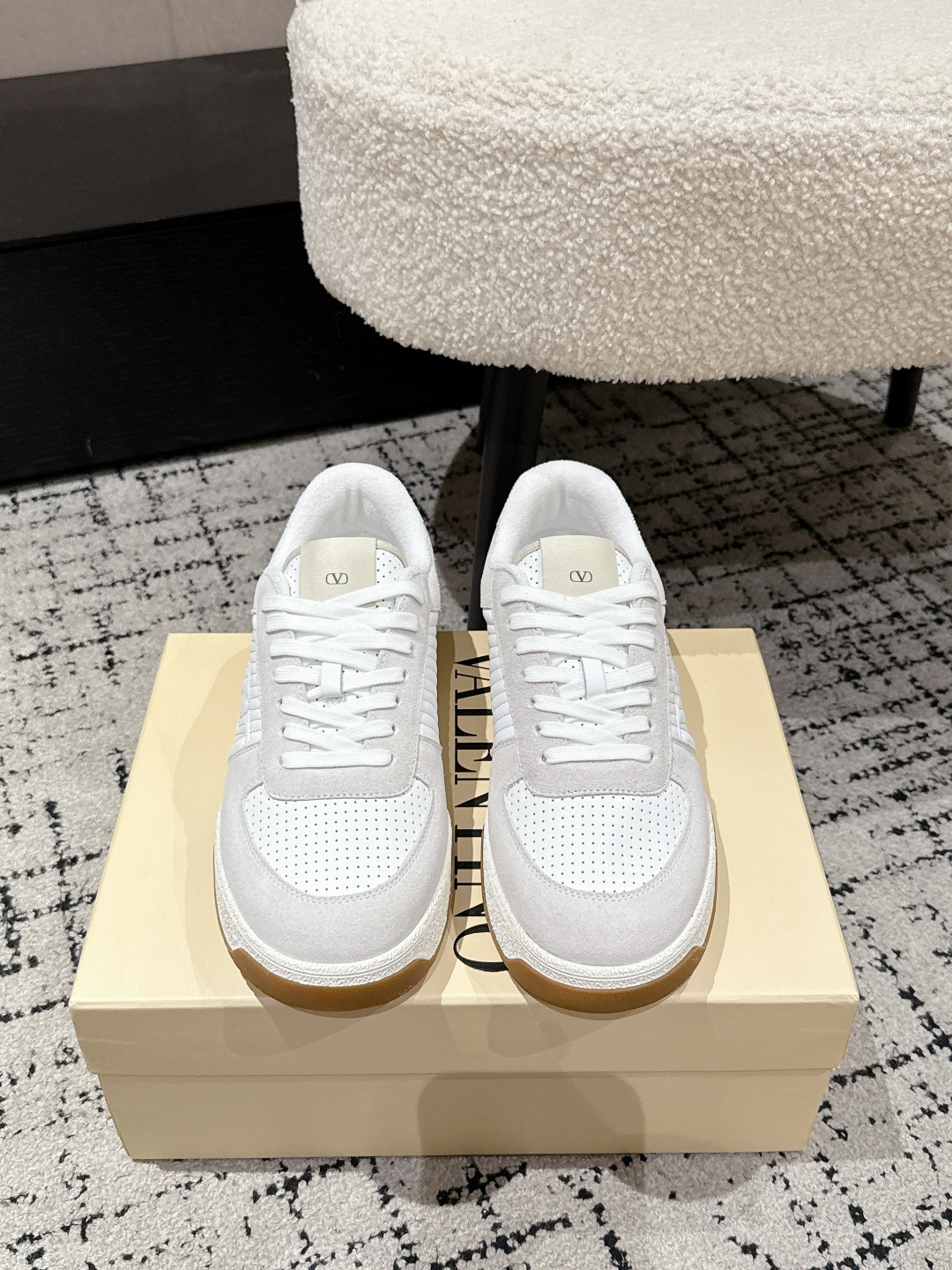 NO:594116,#Top version Couple model Valentino Valentino 26/ Latest Sparry series lace-up low-top sneakers casual sports shoes Fabric: Original custom punched + full-grain cowhide Foot pads: cowhide + V-mark special injection insole (original 1:1) Outsole: TPR + raw rubber combination wear-resistant outsole Packaging: original beige full set of noble counter packaging Size: #女35-41  Men 38-46 (women 40.41 men 45.46 customized), casual shoes/sports shoes, valentino, valentino, sneakers, cowhide19860909#顶级版本 情侣款 Valentino华伦天奴 26/ 最新Sparry系列 系带 低帮 板鞋 休闲 运动鞋 面料: 原版定制冲孔+全粒面牛皮 垫脚: 牛皮+V标专用注塑鞋垫(原版1:1) 大底: TPR+生胶组合耐磨大底 包装:原版米黄色全套高贵专柜包装 Size:#女35-41 男38-46(女40.41男45.46定制),休闲鞋/运动鞋,valentino,valentino,sneakers,cowhide,Women's Shoes