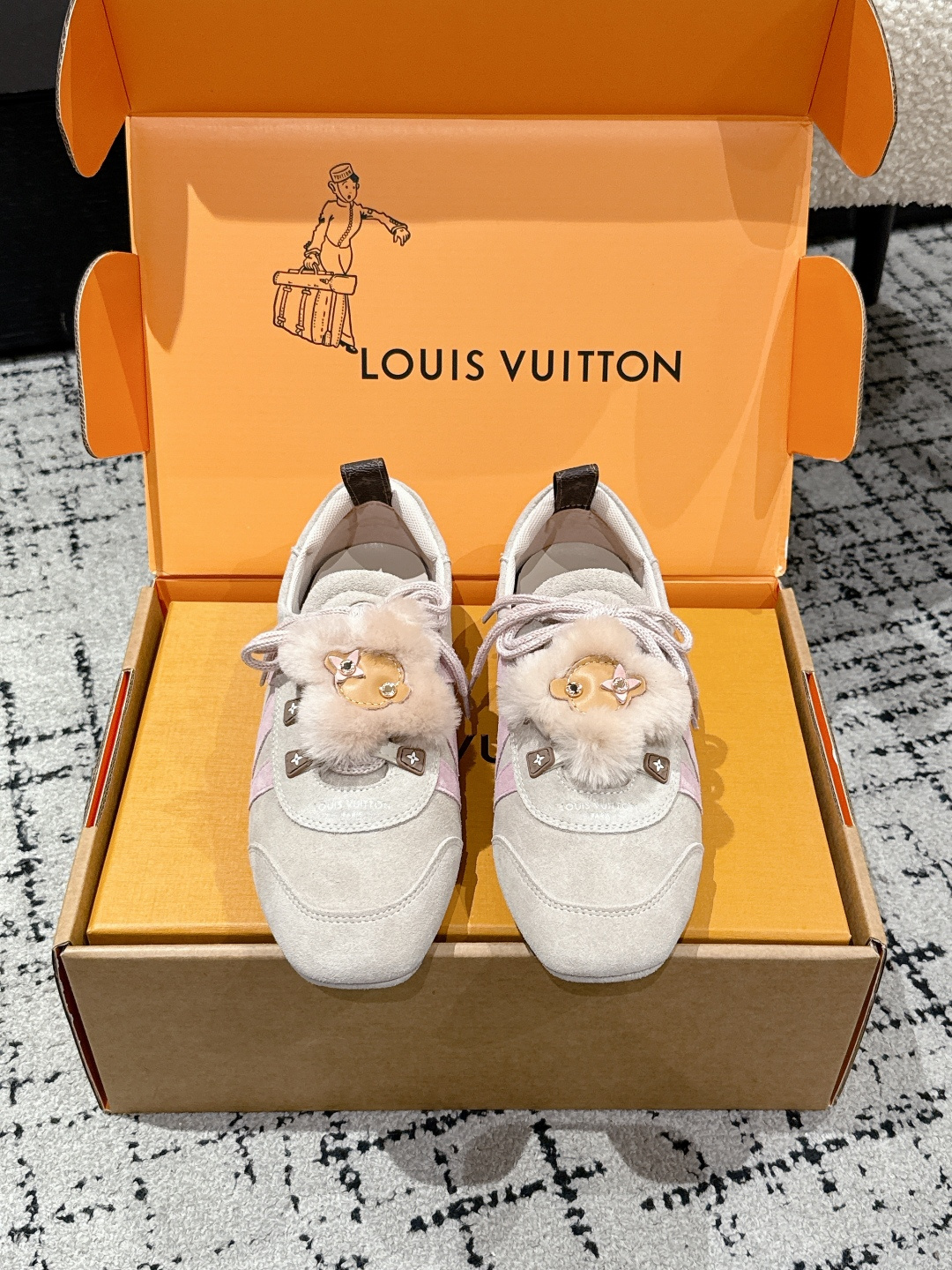 NO:594120,# Top Version LV Louis Vuitton L Family Donkey Brand 25/ Latest Sneakerina Series Couple Model Ballet Sneakers Moral Training Shoes Casual Flat Shoes Sneakers Original purchase, development and production This LV Sneakerina ballet style sneakers are made of silky suede cow leather to create smooth lines, with the light structure of ballet shoes and the comfortable texture of sneakers. The LV logo on the side and the Monogram canvas back strap are rich in details, Sacchetto  Craftsmanship and TPU outsole upgrade for a soft wearing experience. Exquisite packaging at the delivery counter. Fabric: Original custom imported first-layer cowhide. Original custom breathable mesh lining. Original molded injection molded TPU material for sole. Sole thickness 1.5CM. Size: #women's 35-42 (40.41.42 custom-made and non-returnable), casual shoes/sports shoes, louis vuitton, louis vuitton, louis vuitton, louis  vuitton,flats,sneakers,cowhide19860909#顶级版本 LV路易威登 L家 驴牌 25/ 最新Sneakerina系列 情侣款 芭蕾运动鞋 德训鞋 休闲 平底鞋 球鞋 原版购入开发 做货 这款LV Sneakerina 芭蕾风运动鞋以丝滑绒面牛皮革塑造流畅线条,兼具芭蕾舞鞋的轻盈构型和运动鞋的舒适质感.侧面 LV 标识和 Monogram 帆布后袢带丰富细节,Sacchetto 工艺和 TPU 外底升级轻柔穿着体验 配送专柜精美包装 面料:原版定制进口头层牛皮 内里原版定制透气网里 鞋底原版开模注塑TPU材质 底厚1.5CM Size:#女款35-42(40.41.42定做不退换）,休闲鞋/运动鞋,louis vuitton,louis vuitton,louis vuitton,louis vuitton,flats,sneakers,cowhide,Women's Shoes