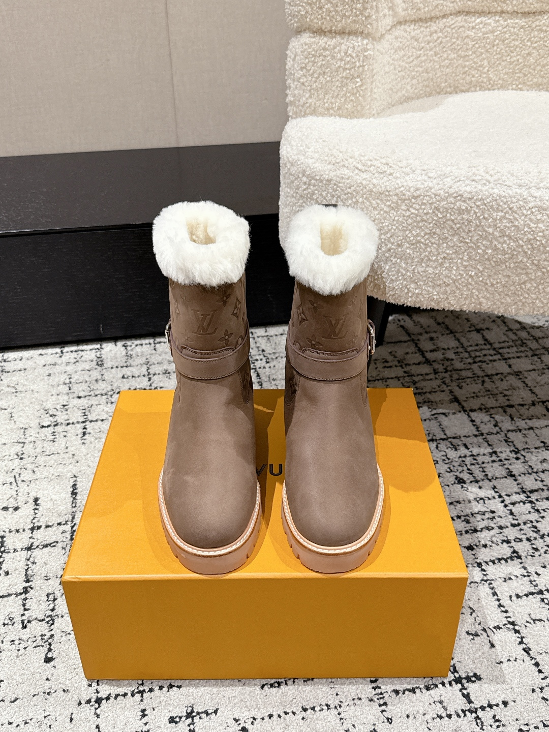 NO:594562,#Top Version LV Louis Vuitton L Family Donkey Brand 25/ Monogram Series Fur-integrated thick-soled snow boots Monogram fur snow boots, matte cowhide + classic presbyopia embossing, texture is delicate and high-end. Sheep fur is integrated inside, soft and warm, super comfortable to wear in autumn and winter!  The thick sole design has a heightening effect, western cowboy style + metal buckle, practical and fashionable. Exquisite packaging at the delivery counter. Fabric: Original custom imported first-layer cowhide. Lining: Imported warm wool lining. Sole: Original open-molded non-slip rubber material. Sole thickness 3.5cm. Size: #women's model 35-41 (40.41 fixed), snow boots, louis vuitton, louis vuitton, louis vuitton, louis  vuitton,boots,cowhide,sheepskin19860909#顶级版本 LV 路易威登 L家 驴牌 25/ Monogram系列 皮毛一体 厚底 雪地靴 Monogram毛毛雪地靴,磨砂牛皮+经典老花压印,质感细腻又高级.内里羊皮毛一体,柔软保暖,秋冬穿超舒服！厚底设计有增高效果,西部牛仔风+金属扣带,实用又时髦 配送专柜精美包装 面料 : 原版定制进口头层牛皮 内里 : 进口保暖羊毛里 鞋底 : 原版开模防滑橡胶材质 底厚 3.5cm Size : #女款35-41（40.41定）,雪地靴,louis vuitton,louis vuitton,louis vuitton,louis vuitton,boots,cowhide,sheepskin,Women's Shoes