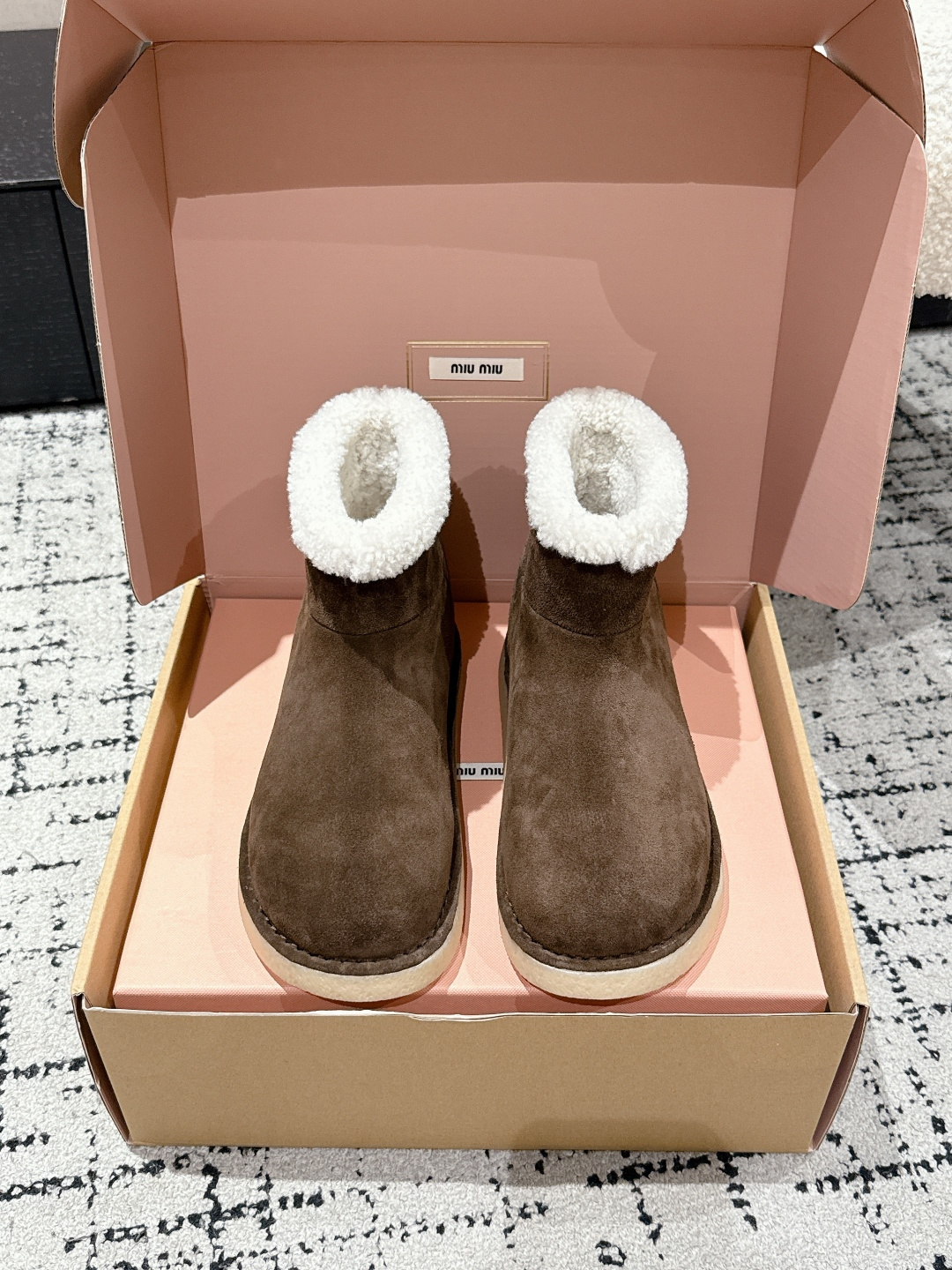 NO:614515,Miu Miu Miu Miu's new furry boots, made in Guangdong, are a warm choice for sweet and cool girls in winter. Miu Miu's two snow boots have brought a new level of sweetness and coolness in the world of snow boots. From styling to details, they have the right combination of girliness and warmth. Share them with babies who want to be fashionable in winter without fear of freezing feet.  The round shoe shape is like a soft bread. The suede material has a delicate and high-end feel. The desert yellow is gentle and versatile. The plush edge of the shoe mouth is fluffy and soft, which is visually 'warm'. It can also modify the ankle line and make the calf look slimmer. Size35-39 (40 customizations are non-refundable), snow boots, miumiu, boots, chamois leather19860909莞产代购级 Miu Miu 缪缪新款毛毛靴～冬日甜酷少女的温暖选择 在雪地靴界卷出甜酷新高度的,非Miu Miu这两款雪地靴莫属～从造型到细节,把少女感与保暖性拿捏刚好～分享给想在冬天既时髦又不怕冻脚的宝宝们～  圆滚滚的鞋型像块软乎乎的面包,麂皮材质自带细腻高级感,沙漠黄色温柔又百搭.鞋口的毛绒边蓬松柔软,视觉上就很“暖”,还能修饰脚踝线条,让小腿看起来更纤细. Size35-39（40定制不退换）,雪地靴,miumiu,boots,chamois leather,Women's Shoes
