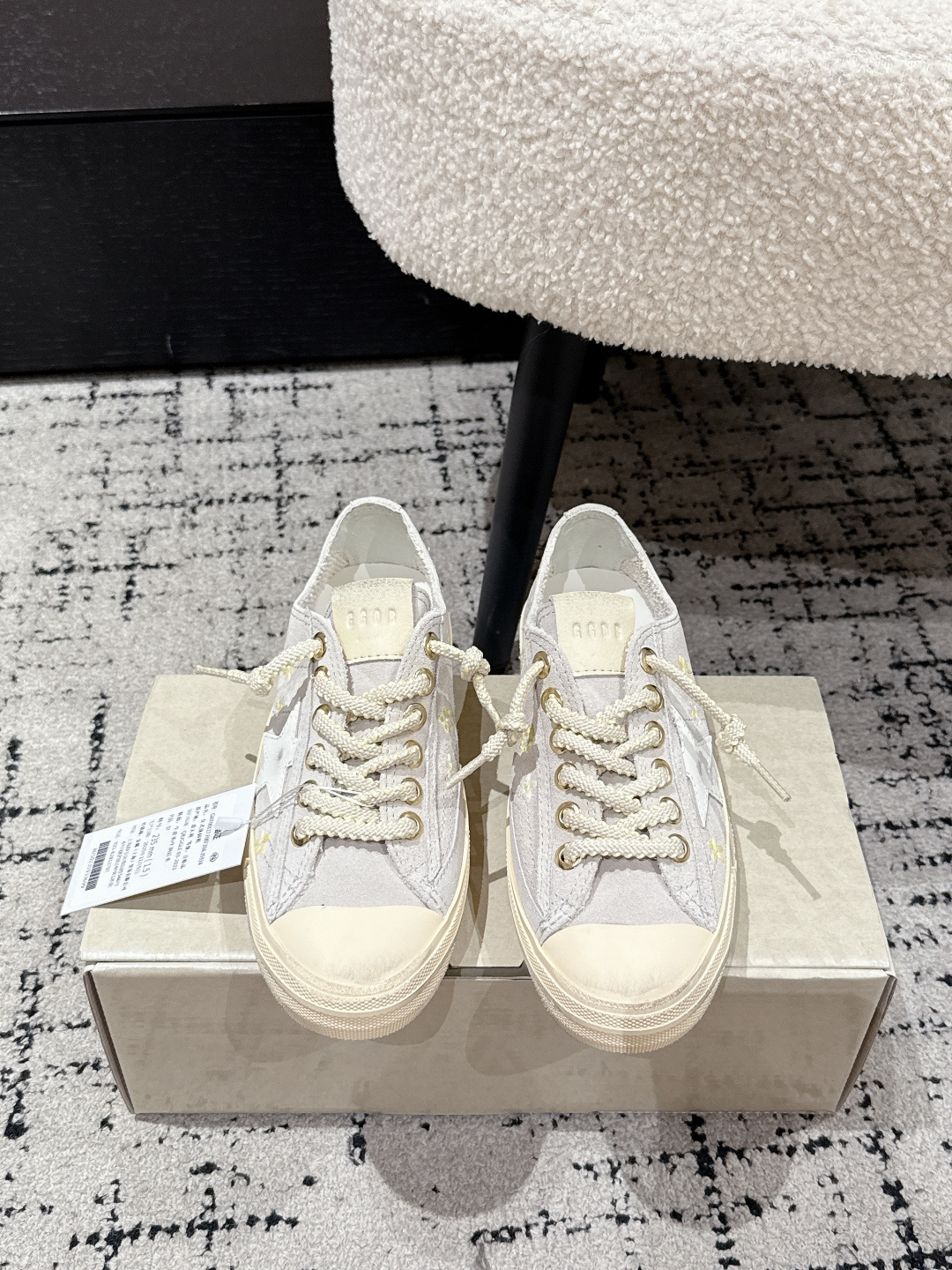 NO:614136,#TOPVERSION GGDB 25/ The latest distressed daisy thick-soled sneakers are made of suede and canvas splicing materials, with rich texture and a retro and old atmosphere. The shoelaces are braided rope style, with metal grommets, and the detailed design is more refined. The overall color is light color, the color is fresh and soft, suitable for a variety of styles.  The shoe shape is a classic sneaker, which feels comfortable and light on the feet, and is suitable for daily travel or leisure occasions. The shoe body is decorated with small daisy decorative elements, which is simple and playful, but not monotonous. The upper is cow suede, the lining is cowhide, and the outsole is original molded outsole. Increased by 4cm. Size: #35-40, casual shoes/sports shoes, sneakers, cowhide, chamois leather19860909#顶级版本 GGDB 25/ 最新 做旧款小雏菊厚底板鞋运动鞋 采用麂皮与帆布拼接材质,质感层次丰富,自带复古做旧氛围.鞋带是编织绳款式,搭配金属扣眼,细节设计更显精致.整体是浅色系调,配色清新柔和,适配多种风格穿搭 鞋型是经典板鞋款,脚感舒适轻便,日常出行或休闲场合都合适.鞋身点缀小雏菊装饰元素,简约中带点俏皮感,不单调. 鞋面牛反绒 内里牛皮 大底原版开模大底 增高4cm Size : #35-40,休闲鞋/运动鞋,sneakers,cowhide,chamois leather,Women's Shoes