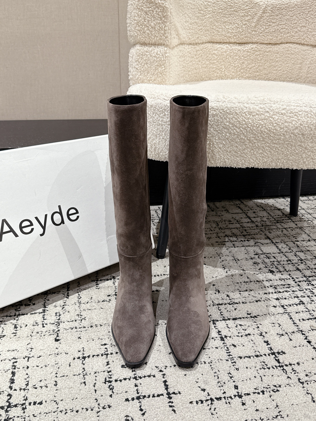 NO:614146,aeyde niche 25/ new knight high boots, retro style lovers don’t miss it!  Aeyde 2025 dark brown suede high boots bring a retro charm. The matte texture of the suede brings with it the luxury accumulated over the years. The small square toe reproduces the essence of classic knight boots. The thick heels add a retro and thick feel. The knee-high boots are paired with a skirt to reveal a leg. Instantly restore the elegant cool girl in the old movies. The niche design makes you unique in the retro trend. Fabric: Imported cowhide. Lining: Sheepskin lining. Outsole:  Genuine leather combination outsole Size#35-40 (40 customized), boots, aeyde, boots, skirts, cowhide, sheepskin, chamois leather19860909aeyde小众 25/ 新品 骑士 高筒靴 复古风爱好者别错过！ Aeyde 2025深棕色麂皮高筒靴 把复古韵味拉满 麂皮的哑光质感自带岁月沉淀的高级 小方头复刻经典骑士靴精髓 粗跟增添复古厚重感 及膝靴筒搭配半裙露一截腿 瞬间还原老电影里的优雅酷女孩 小众设计让你在复古风潮里 美得独树一帜 面料: 进口牛皮 内里: 羊皮里 大底: 真皮组合大底 Size#35-40 (40定做）,靴子,aeyde,boots,skirts,cowhide,sheepskin,chamois leather,Women's Shoes