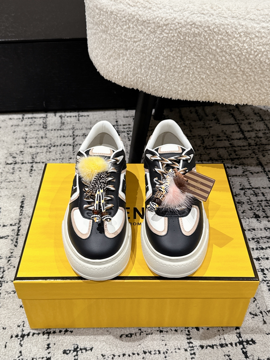 NO:614151,#TOPVERSION FENDI Fendi 25/ Match Platfo Biscuit shoes, bread shoes, charms, thick-soled round toe laces, sneakers, original purchase, development and production. The first sports shoe fendi match created by designer Kim Jones is similar to the LV Donkey Brand Trainer basketball sneakers. The shoe shape is similar, with FF retro design added. The upper is made of suede and mesh stitching. The double F logo raised on the side is lined with terry velvet. The upper foot is super soft and light.  Comfortable matching sweatshirt, full of youthful feeling. The fabric is original customized imported first-layer cowhide/mesh cloth. The lining is imported customized breathable mesh. The sole is original molded ultra-light foam material. The sole thickness is 5CM. Size: #women's 35-40 (40 is custom-made and non-returnable), casual shoes/sports shoes, fendi, fendi, louis vuitton, louis vuitton, tom ford, sneakers, hoodie, sweatshirts, cowhide, chamois  leather19860909#顶级版本 FENDI芬迪 25/ Match Platfo 饼干鞋面包鞋 吊饰 厚底圆头系带 板鞋 原版购入开发 做货 设计师Kim Jones打造的首款运动鞋fendi match 和LV驴牌的Trainer篮球运动鞋 鞋型差不多 添加了FF复古的设计 鞋面采用麂皮和网布拼接组合 侧面凸起的双F logo内里采用毛巾绒里 上脚超级柔软 轻便 舒适搭配卫衣 少年感满满 面料原版定制进口头层牛皮/网布 内里进口定制透气网里 鞋底原版开模超轻发泡材质 底厚5CM Size: #女款35-40（40定做不退换）,休闲鞋/运动鞋,fendi,fendi,louis vuitton,louis vuitton,tom ford,sneakers,hoodie,sweatshirts,cowhide,chamois leather,Women's Shoes