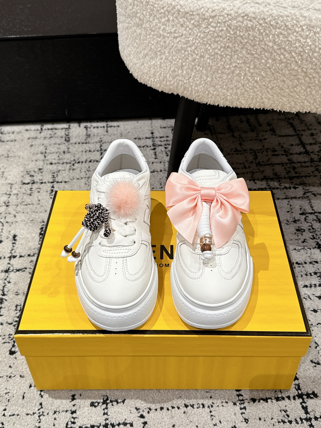 NO:614156,#TOPVERSION FENDI Fendi 25/ Match Platfo Biscuit shoes, bread shoes, charms, thick-soled round toe laces, sneakers, original purchase, development and production. The first sports shoe fendi match created by designer Kim Jones is similar to the LV Donkey Brand Trainer basketball sneakers. The shoe shape is similar, with FF retro design added. The upper is made of suede and mesh stitching. The double F logo raised on the side is lined with terry velvet. The upper foot is super soft and light.  Comfortable and matching sweatshirt, full of youthful feeling. The fabric is original custom imported first-layer cowhide. The lining is imported custom breathable mesh. The sole is original molded ultra-light foam material. The bottom thickness is 5CM. Size: #women's 35-40 (40 is custom-made and non-returnable), casual shoes/sports shoes, fendi, fendi, louis vuitton, louis vuitton, tom ford, sneakers, hoodie, sweatshirts, cowhide, chamois leather19860909#顶级版本 FENDI芬迪 25/ Match Platfo 饼干鞋面包鞋 吊饰 厚底圆头系带 板鞋 原版购入开发 做货 设计师Kim Jones打造的首款运动鞋fendi match 和LV驴牌的Trainer篮球运动鞋 鞋型差不多 添加了FF复古的设计 鞋面采用麂皮和网布拼接组合 侧面凸起的双F logo内里采用毛巾绒里 上脚超级柔软 轻便 舒适搭配卫衣 少年感满满 面料原版定制进口头层牛皮 内里进口定制透气网里 鞋底原版开模超轻发泡材质 底厚5CM Size: #女款35-40（40定做不退换）,休闲鞋/运动鞋,fendi,fendi,louis vuitton,louis vuitton,tom ford,sneakers,hoodie,sweatshirts,cowhide,chamois leather,Women's Shoes