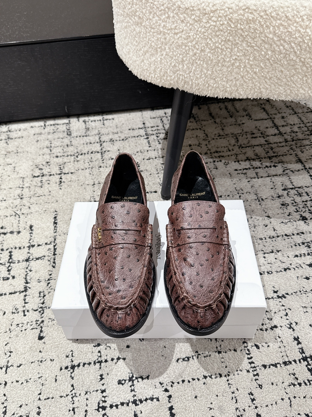 NO:760406,Men #Top version Couple model Saint Laurent YSL Saint Laurent 25/ LE LOAFER New product YSL small logo Round toe pleats Single shoes Loafers The iconic small logo is the soul of this pair of shoes. It is presented on the shoe body in a low-key and exquisite manner. It is different from the big and flamboyant logo.  It is quiet but eye-catching. It outlines YSL's unique fashion DNA with simple lines and inadvertently reveals the brand's profound heritage. The classic almond-shaped design of the toe cleverly modifies the foot shape and visually lengthens the foot line, highlighting elegance and elegance. Whether it is paired with simple wide-leg pants or a playful short skirt, it can be easily worn to show the charm of different styles! It becomes the finishing touch of the look. The fabric is made of original custom leather and the inner pads are all sheepskin.  The sole is genuine leather outsole imported from Italy, Size#35-45 (40.41 for women, 45 for men customized), loafers, saint laurent, saint laurent, saint laurent, loafers, skirts, sheepskin, Leather soles19860909男 #顶级版本 情侣款 Saint Laurent YSL圣罗兰 25/ LE LOAFER 新品Ysl小logo 圆头褶皱 单鞋 乐福鞋 标志性的小logo是这双鞋的灵魂所在.以低调而精致的姿态呈现于鞋身之上.不同于张扬的大标识 它安静却醒目,用简洁线条勾勒出YSL独有的时尚DNA,在不经意间透露出品牌的深厚底蕴,鞋头的经典杏仁形设计 巧妙修饰脚型,在视觉上拉长足部线条 彰显优雅与秀气 . 无论是搭配简约阔腿裤 还是俏皮小短裙 都能轻松驾驭 展现不同风格魅力!成为造型中的点睛之笔. 面料采用原版定制皮料 内里垫脚均为羊皮 鞋底意大利进口真皮大底 Size#35-45（女40.41.男45定制）,乐福鞋,saint laurent,saint laurent,saint laurent,loafers,skirts,sheepskin,Leather soles,Women's Shoes