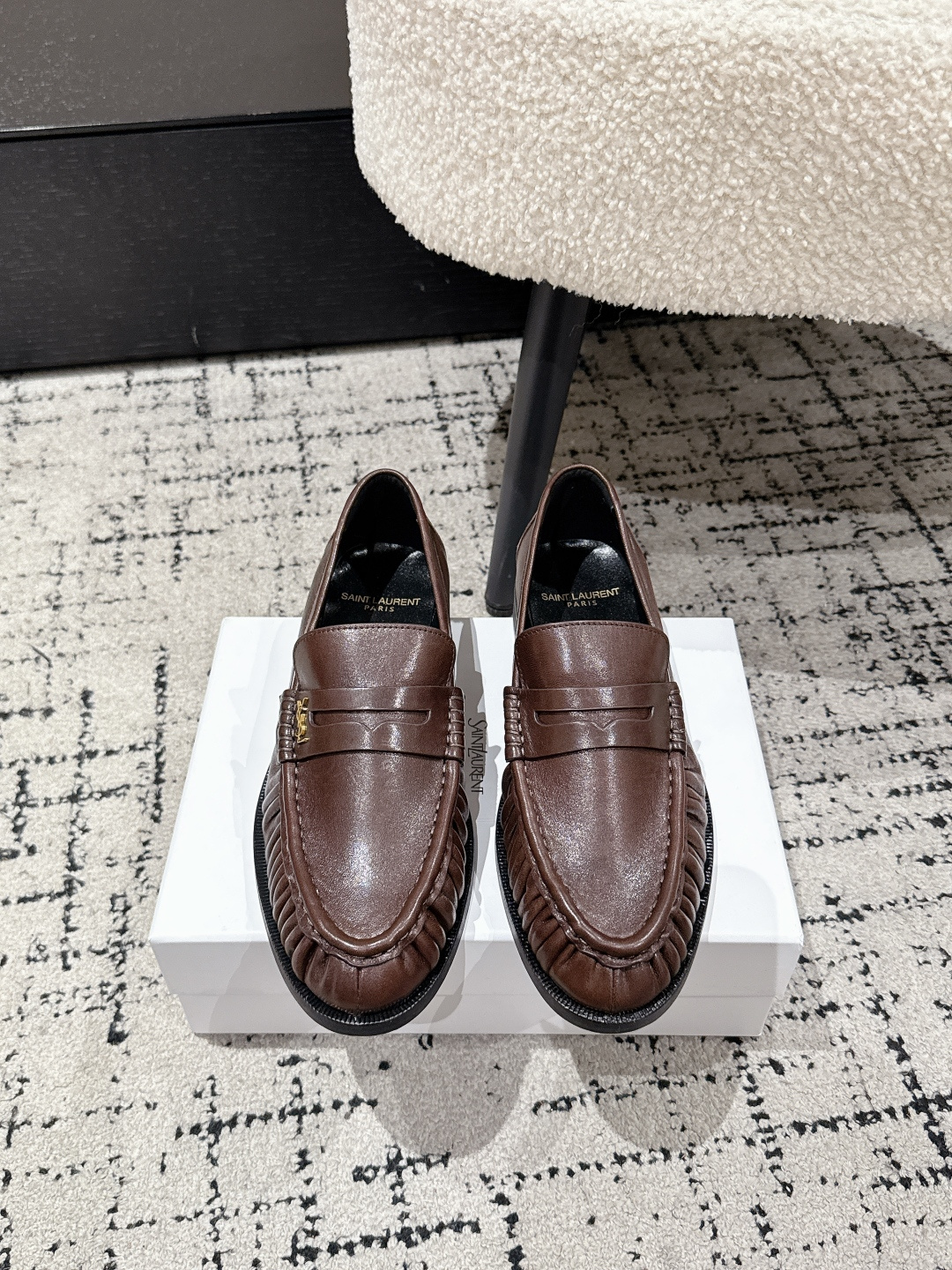 NO:760414,Men's #Top version Couple model Saint Laurent YSL Saint Laurent 25/ LE LOAFER New product YSL small logo Round toe pleats Single shoes Loafers The iconic small logo is the soul of this pair of shoes. It is presented on the shoe body in a low-key and delicate manner. It is different from the big and flamboyant logo.  It is quiet but eye-catching. It outlines YSL's unique fashion DNA with simple lines and inadvertently reveals the brand's profound heritage. The classic almond-shaped design of the toe cleverly modifies the foot shape and visually lengthens the foot line, highlighting elegance and elegance. Whether it is paired with simple wide-leg pants or a playful short skirt, it can be easily worn to show the charm of different styles! It becomes the finishing touch of the look. The fabric is made of original custom leather and the inner pads are all sheepskin.  The sole is genuine leather outsole imported from Italy, Size#35-45 (40.41 for women, 45 for men customized), loafers, saint laurent, saint laurent, saint laurent, loafers, skirts, sheepskin, Leather soles19860909男#顶级版本 情侣款 Saint Laurent YSL圣罗兰 25/ LE LOAFER 新品Ysl小logo 圆头褶皱 单鞋 乐福鞋 标志性的小logo是这双鞋的灵魂所在.以低调而精致的姿态呈现于鞋身之上.不同于张扬的大标识 它安静却醒目,用简洁线条勾勒出YSL独有的时尚DNA,在不经意间透露出品牌的深厚底蕴,鞋头的经典杏仁形设计 巧妙修饰脚型,在视觉上拉长足部线条 彰显优雅与秀气 . 无论是搭配简约阔腿裤 还是俏皮小短裙 都能轻松驾驭 展现不同风格魅力!成为造型中的点睛之笔. 面料采用原版定制皮料 内里垫脚均为羊皮 鞋底意大利进口真皮大底 Size#35-45（女40.41.男45定制）,乐福鞋,saint laurent,saint laurent,saint laurent,loafers,skirts,sheepskin,Leather soles,Women's Shoes
