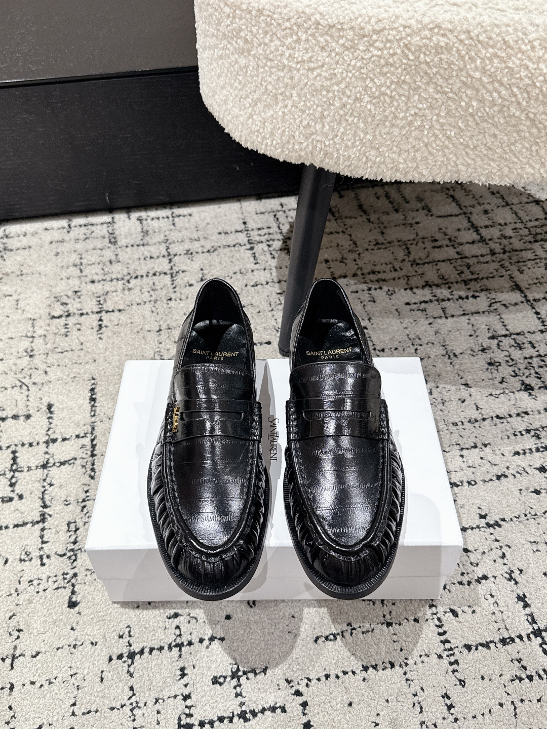 NO:749805,#TOPVERSION Couple model Saint Laurent YSL Saint Laurent 25/ LE LOAFER New product YSL small logo Round toe pleated single shoes Loafers The iconic small logo is the soul of this pair of shoes. It is presented on the shoe body in a low-key and delicate manner. It is different from the big and flamboyant logo.  It is quiet but eye-catching. It outlines YSL's unique fashion DNA with simple lines and inadvertently reveals the brand's profound heritage. The classic almond-shaped design of the toe cleverly modifies the foot shape and visually lengthens the foot line, highlighting elegance and elegance. Whether it is paired with simple wide-leg pants or a playful short skirt, it can be easily worn to show the charm of different styles! It becomes the finishing touch of the look. The fabric is made of original custom leather and the inner foot pads are all sheepskin.  The sole is genuine leather outsole imported from Italy, Size#35-45 (40.41 for women, 45 for men customized), loafers, saint laurent, saint laurent, saint laurent, loafers, skirts, sheepskin, Leather soles19860909#顶级版本 情侣款 Saint Laurent YSL圣罗兰 25/ LE LOAFER 新品Ysl小logo 圆头褶皱 单鞋 乐福鞋 标志性的小logo是这双鞋的灵魂所在.以低调而精致的姿态呈现于鞋身之上.不同于张扬的大标识 它安静却醒目,用简洁线条勾勒出YSL独有的时尚DNA,在不经意间透露出品牌的深厚底蕴,鞋头的经典杏仁形设计 巧妙修饰脚型,在视觉上拉长足部线条 彰显优雅与秀气 . 无论是搭配简约阔腿裤 还是俏皮小短裙 都能轻松驾驭 展现不同风格魅力!成为造型中的点睛之笔. 面料采用原版定制皮料 内里垫脚均为羊皮 鞋底意大利进口真皮大底 Size#35-45（女40.41.男45定制）,乐福鞋,saint laurent,saint laurent,saint laurent,loafers,skirts,sheepskin,Leather soles,Women's Shoes