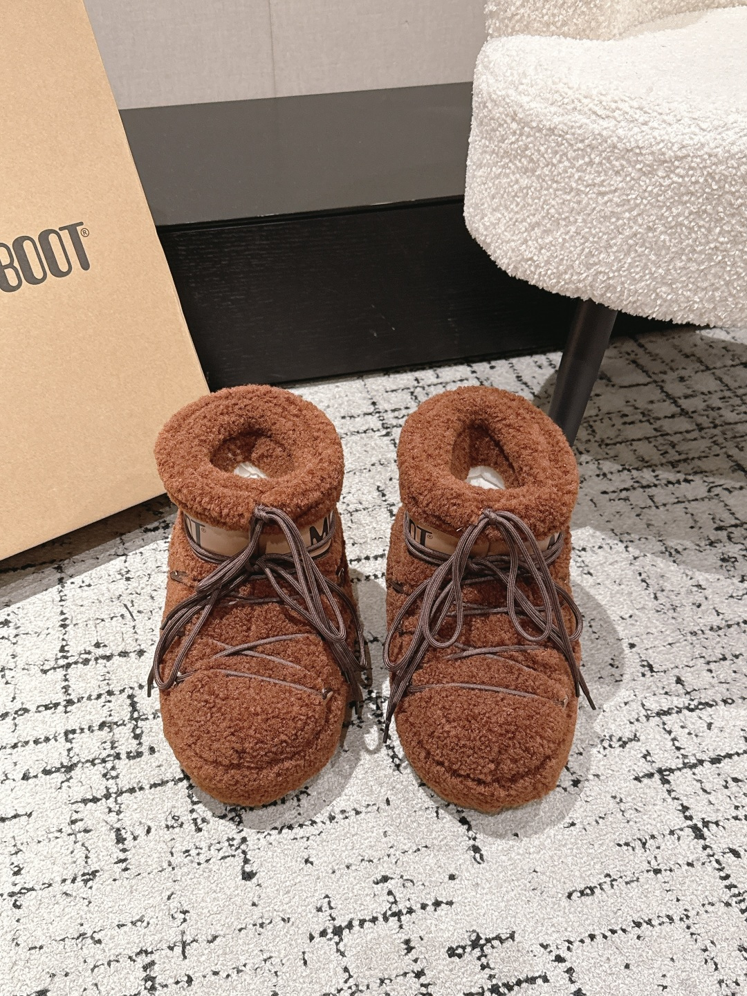 NO:614091,#TOPVERSION Moon Boot 25/ ss new autumn and winter plush long-tube snow boots, fur boots, a pair of shoes that are suitable for both left and right feet!  Very unique!  The characteristics of these plush boots are as soft and glutinous as bread. They are made of full plush material and have strong warmth retention. They can lock in heat well when worn in autumn and winter. The material is fluffy and soft, and they fit comfortably on the feet and will not feel stuffy when worn for a long time. The colors are diverse, both basic and pastel colors, suitable for different styles. The style is both casual and fashionable, and can be worn in daily life, out on the street and other scenes. Moonboot’s classic style is really unusual and feels.  The shopping genius discovered the Park series, which is warm and suitable for daily use. It is a soul mate. The upper is made of artificial sherpa, the lining is filled with silk cotton, and the outsole is made of non-slip rubber. It is increased by 7cm. Size: #35-41, snow boots, boots.19860909#顶级版本 Moon Boot 25/ ss秋冬季新款毛绒长筒 雪地靴 毛毛靴 一双不分左右脚的鞋！超有特点！软软糯糯像面包这款毛绒靴的特点.全毛绒材质,保暖性强,秋冬穿着能很好锁住热量.材质蓬松柔软,上脚贴合舒适,长时间穿也不会闷脚配色多样,基础色和柔和色系都有,适配不同风格. 款式兼顾休闲与时尚,日常、出街等场景都能穿 moonboot的经典款实在太不日常了,而且感 会很占行李箱本购物小天才发现了park系列,保暖且日常 SOULMATE ”是灵魂伴侣. 鞋面人造羊羔绒 内里丝绵填充 大底防滑橡胶大底 增高7cm Size : #35-41码,雪地靴,boots,Women's Shoes