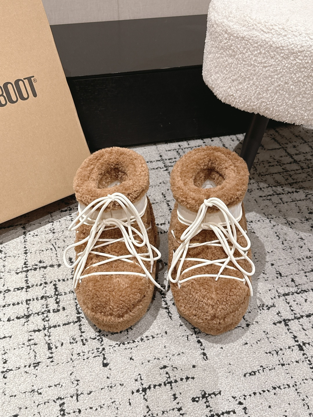 NO:614096,#TOPVERSION Moon Boot 25/ ss new autumn and winter plush long-tube snow boots, fur boots, a pair of shoes that are suitable for both left and right feet!  Very unique!  The characteristics of these plush boots are as soft and glutinous as bread. They are made of full plush material and have strong warmth retention. They can lock in heat well when worn in autumn and winter. The material is fluffy and soft, and they fit comfortably on the feet and will not feel stuffy when worn for a long time. The colors are diverse, both basic and pastel colors, suitable for different styles. The style is both casual and fashionable, and can be worn in daily life, out on the street and other scenes. Moonboot’s classic style is really unusual and feels.  The shopping genius discovered the Park series, which is warm and suitable for daily use. It is a soul mate. The upper is made of artificial sherpa, the lining is filled with silk cotton, and the outsole is made of non-slip rubber. It is increased by 7cm. Size: #35-41, snow boots, boots19860909#顶级版本 Moon Boot 25/ ss秋冬季新款毛绒长筒 雪地靴 毛毛靴 一双不分左右脚的鞋！超有特点！软软糯糯像面包这款毛绒靴的特点.全毛绒材质,保暖性强,秋冬穿着能很好锁住热量.材质蓬松柔软,上脚贴合舒适,长时间穿也不会闷脚配色多样,基础色和柔和色系都有,适配不同风格. 款式兼顾休闲与时尚,日常、出街等场景都能穿 moonboot的经典款实在太不日常了,而且感 会很占行李箱本购物小天才发现了park系列,保暖且日常 SOULMATE ”是灵魂伴侣. 鞋面人造羊羔绒 内里丝绵填充 大底防滑橡胶大底 增高7cm Size : #35-41,雪地靴,boots,Women's Shoes