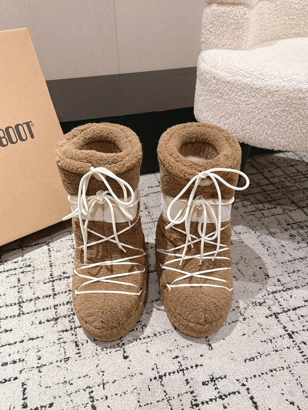 NO:614101,#TOPVERSION Moon Boot 25/ ss new autumn and winter plush long-tube snow boots, fur boots, a pair of shoes that are suitable for both left and right feet!  Very unique!  The characteristics of these plush boots are as soft and glutinous as bread. They are made of full plush material and have strong warmth retention. They can lock in heat well when worn in autumn and winter. The material is fluffy and soft, and they fit comfortably on the feet and will not feel stuffy when worn for a long time. The colors are diverse, both basic and pastel colors, suitable for different styles. The style is both casual and fashionable, and can be worn in daily life, out on the street and other scenes. Moonboot’s classic style is really unusual and feels.  The shopping genius discovered the Park series, which is warm and suitable for daily use. It is a soul mate. The upper is made of artificial sherpa, the lining is filled with silk cotton, and the outsole is made of non-slip rubber. It is increased by 7cm. Size: #35-41, snow boots, boots.19860909#顶级版本 Moon Boot 25/ ss秋冬季新款毛绒长筒 雪地靴 毛毛靴 一双不分左右脚的鞋！超有特点！软软糯糯像面包这款毛绒靴的特点.全毛绒材质,保暖性强,秋冬穿着能很好锁住热量.材质蓬松柔软,上脚贴合舒适,长时间穿也不会闷脚配色多样,基础色和柔和色系都有,适配不同风格. 款式兼顾休闲与时尚,日常、出街等场景都能穿 moonboot的经典款实在太不日常了,而且感 会很占行李箱本购物小天才发现了park系列,保暖且日常 SOULMATE ”是灵魂伴侣. 鞋面人造羊羔绒 内里丝绵填充 大底防滑橡胶大底 增高7cm Size : #35-41码,雪地靴,boots,Women's Shoes