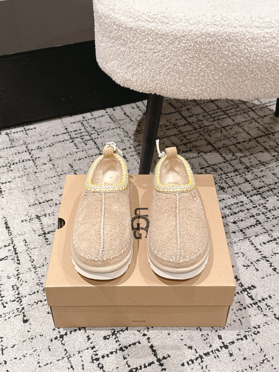 NO:614503,Purchasing-grade Ugg Thick-soled Ethnic Style Bixin Taz Valentine's Day Limited Edition Snow Boots Feng Chen Wang*TELFAR's co-branded trendy items are even popular among celebrities. Zhou Dongyu TAzz slippers are a benefit for short-legged sisters. The neckline is designed to be high first and then low, especially showing the proportions of the body. They are all long-legged beauties. The material is waterproof cow suede and the lining is real wool.  Size#35-40,half-furled shoes,fendi,boots,slippers19860909代购级 Ugg 厚底民族风 比心塔兹 情人节限定款 雪地靴 Feng Chen Wang*TELFAR推出的联名潮款单品就连明星都要抢着穿呢 周冬雨 TAzz拖鞋是小个子短腿姐妹们的福利,这款领口设计先高后低,特别显身材比例,各各都是长腿美女 材质防水牛反绒 内里真羊毛 Size#35-40,半拖毛毛鞋,fendi,boots,slippers,Women's Shoes