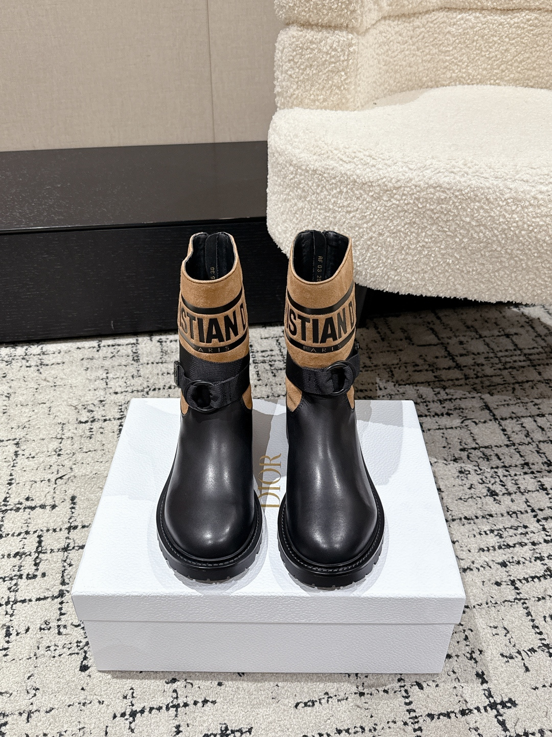 NO:630675,#TOPVERSION Dior/Dior 25/ New arrivals in autumn and winter. Flat short boots. The timeless Martin boots shape, highlighting the classic design. The top version on the market. Made of soft cowhide, creating a casual yet elegant style. There is a Dior gold hardware logo on the side, and the leather sole is decorated with Christian Dior's lucky five-pointed star symbol. The details are in place. Fabric: Made of top imported calfskin. Lining: Imported sheepskin. Outsole: Original molded outsole.  Size#35–41 (40.41 customized, non-returnable), boots, dior, dior, boots, cowhide, sheepskin19860909#顶级版本 Dior/迪奥 25/ 秋冬新品 平底短靴 经久不衰的马丁靴造型,彰显经典设计,市场顶级版本 采用柔软牛皮制作,打造休闲又不失优雅的风格.侧面带有Dior金色五金logo标志,皮革鞋底饰以 Christian Dior的幸运五角星符号,细节处理到位 面料: 采用顶级进口小牛皮 内里: 进口羊皮 大底: 原版开模大底 Size#35–41 (40.41定做不退换),靴子,dior,dior,boots,cowhide,sheepskin,Women's Shoes