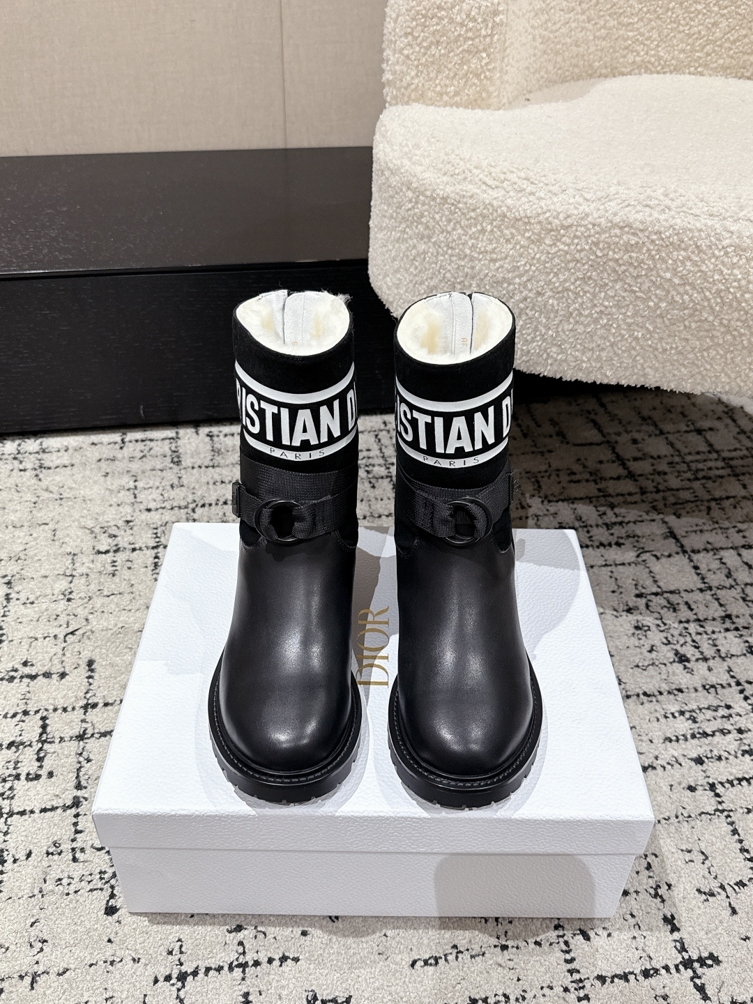 NO:616000,The top version of leather, Mauri, Dior, slip-on fashionable wool short boots, Martin boots, work boots, fashionable and warm in winter, all-cow leather, thickened lamb hair, and a boot shape that shows long legs. Whether worn with floor-length jeans for a casual and relaxed look, or with a mini skirt for a hot girl style, it can be perfectly suited. It is the 'master key' to autumn and winter wear. Sisters who are confused about autumn and winter boots, close your eyes and rush!  Cowhide upper, lamb wool lining, non-slip rubber backing!  size35-40 (40.41. Customized!), casual shoes/sports shoes, dior, dior, boots, sneakers, skirts, jeans, cowhide19860909顶级版本皮里 毛里 Dior迪奥 一脚蹬时尚羊毛短靴马丁靴 工装靴 冬季时尚保暖 全牛皮面 加厚羊羔毛 靴型超显腿长,不管是配拖地牛仔裤走随性松弛感,还是搭迷你裙玩辣妹风,都能完美适配,秋冬穿搭“万能钥匙”就是它  纠结秋冬靴子的姐妹,闭眼冲！ 鞋面牛皮 内里羊羔毛 防滑橡胶底片！ size35-40（40.41.订做！）,休闲鞋/运动鞋,dior,dior,boots,sneakers,skirts,jeans,cowhide,Women's Shoes