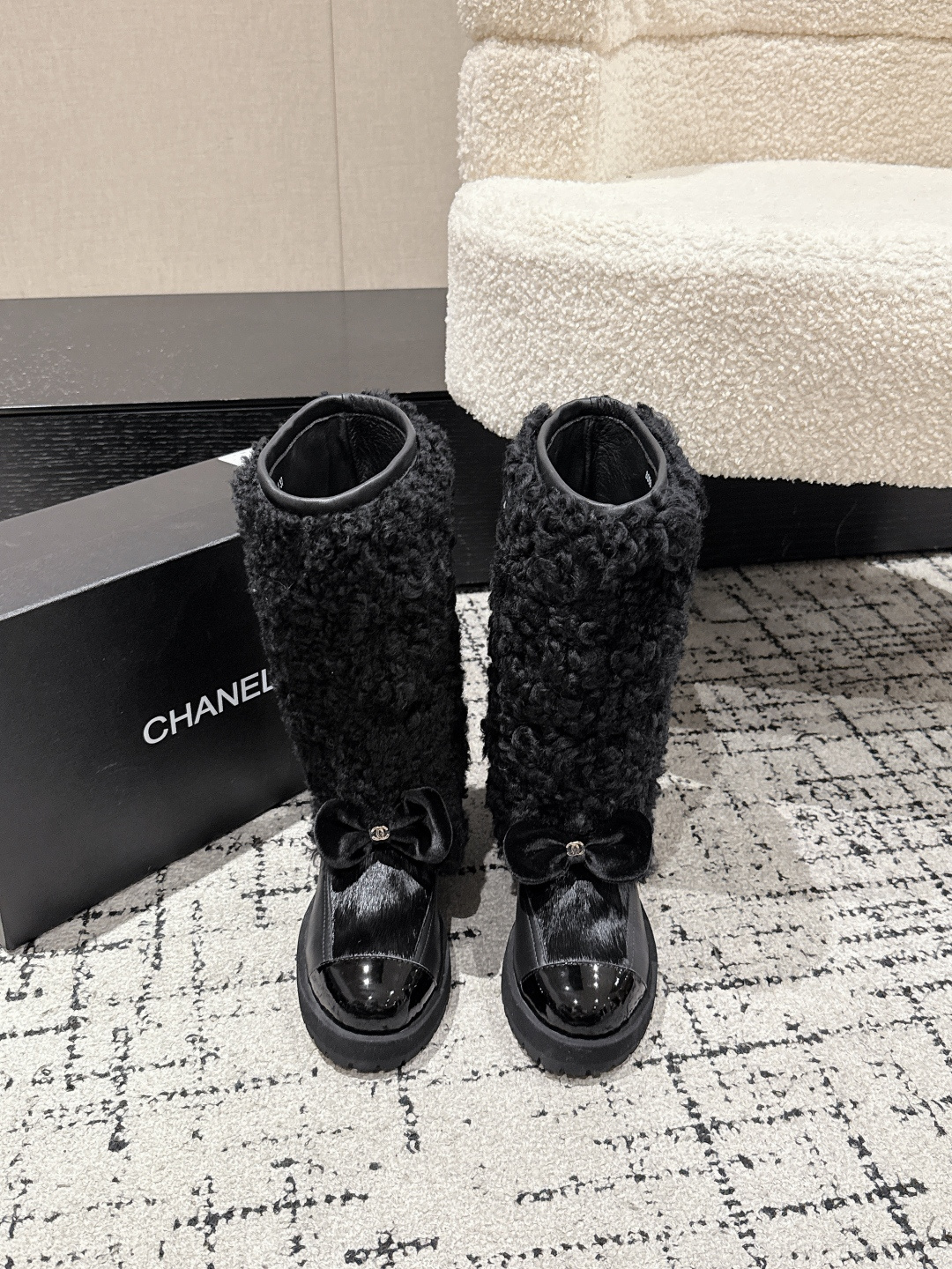 NO:667816,CHANEL Chanel 25/ COCO NEIGE series 25N double-sided shearling high-top snow boots boots Chanel 25N teddy fur snow boots, lambswool + calfskin stitching, soft and warm, perfect for autumn and winter!  Bow tie + double C logo on the upper, full marks for French elegance. The thick sole design is taller and more comfortable, so you won’t feel tired after walking for a long time. Available in beige, black, and white, it is versatile and easy to wear, whether it is a coat or a down jacket. It is a must-have item for autumn and winter! Fabric: Patent leather/wool Lining: Original sheepskin Sole: Original non-slip rubber sole Size:  #35-40 (customized for 40), boots, chanel, chanel, boots, down jacket, cowhide, sheepskin19860909CHANEL香奈儿 25/ COCO NEIGE 系列 25N 双面剪羊毛 高筒 雪地靴 靴子 Chanel 25N泰迪毛雪地靴,羊羔毛+小牛皮拼接,柔软又保暖,秋冬穿超合适！鞋面蝴蝶结+双C标志,法式优雅满分艹.厚底设计增高又舒适,长时间走路也不累.米色、黑色、白色可选,百搭不挑人,无论大衣还是羽绒服都能轻松驾驭,是秋冬穿搭必备单品! 面料: 漆皮/羊毛 内里: 原版羊皮 鞋底: 原版防滑橡胶底 Size: #35-40（40定做）,靴子,chanel,chanel,boots,down jacket,cowhide,sheepskin,Women's Shoes
