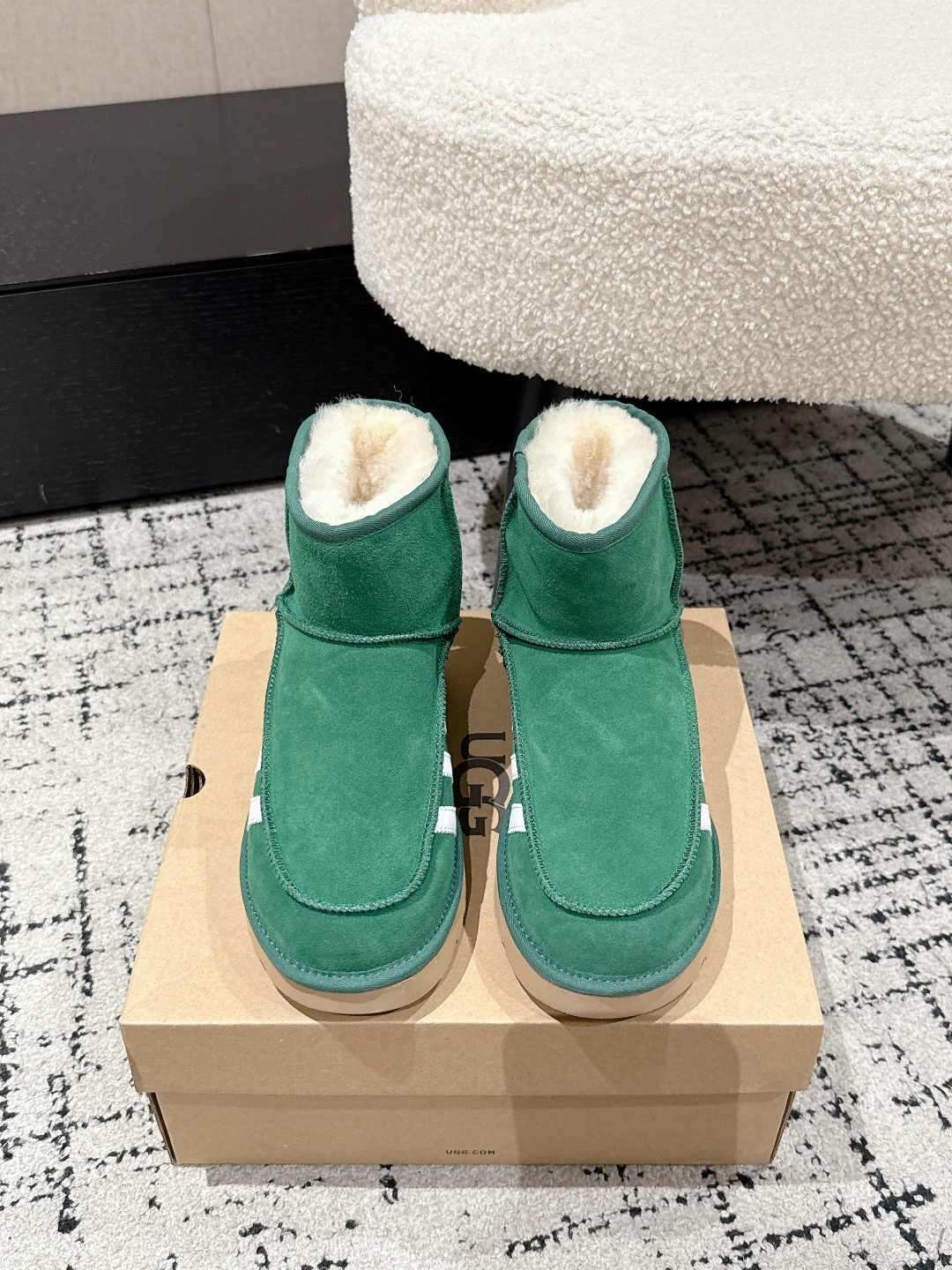 NO:626961,UGG/Nike 25/ Nike joint ~ limited edition snow boots limited edition series, a snow boot that does not clash with shirts, simple co-branded contrasting design, lightweight outsole, custom waterproof cowhide for the upper, custom pure wool for the lining, a must-have for autumn and winter, can be worn with any pants or skirt, very comfortable and good-looking on the feet... Fabric: Original custom cowhide Lining: Original custom wool Foot pads: Original custom wool Outsole:  Original molded wear-resistant molded sole Size: #35-39 (40 customized), snow boots, boots, skirts19860909UGG/Nike 25/ 耐克联名~限量版 雪地靴 限量款系列,一款不会撞衫的雪地靴、简约的联名撞色设计轻便的大底、鞋面采用定制防水牛猄、内里定制纯羊毛,秋冬季必备款、无论什么裤子裙子都能驾驭、上脚非常舒适好看… 面料: 原版定制牛猄 内里: 原版定制羊毛 垫脚: 原版定制羊毛 大底: 原版开模耐磨成型底 Size: #35-39（40定制）,雪地靴,boots,skirts,Women's Shoes