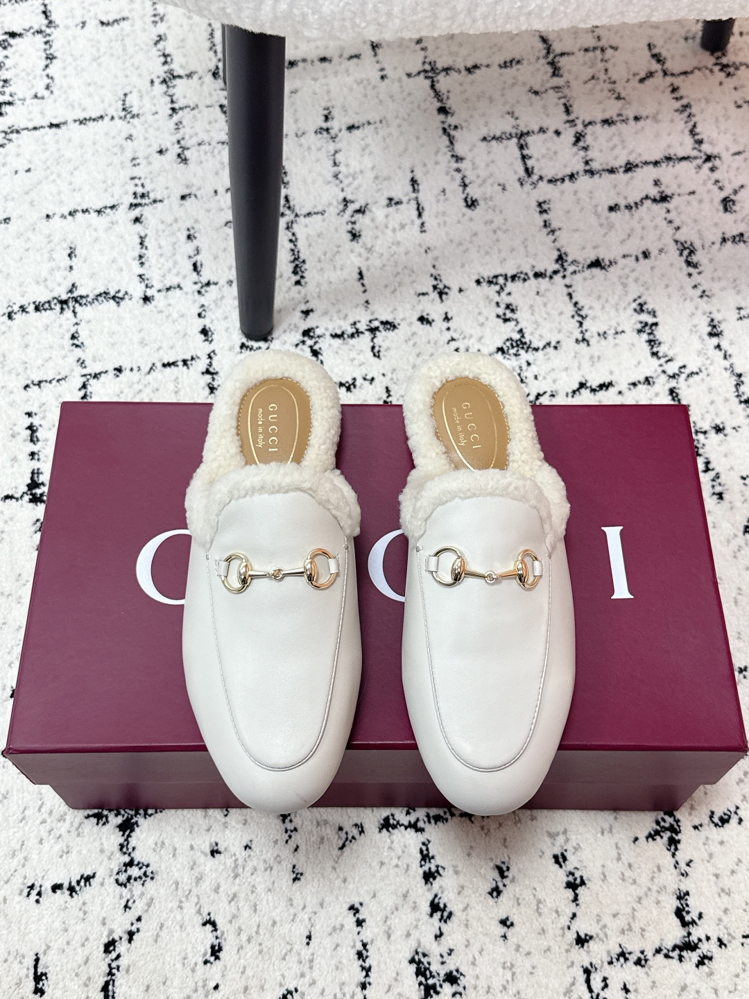 NO:626986,New color matching for autumn and winter Gucci Gucci 25/Princetown classic wool slippers series latest version suede suede mules horsebit flat half slippers merino lamb wool slippers  Known for its elegant silhouette, refined materials and classic horsebit. This model is defined in smooth suede and merino wool lining. As an outstanding representative of the design heritage, the new series of horsebit loafers vividly highlight the classic elegance. This shoe is made of embossed leather with the brand's signature monogram G G intertwined pattern, achieving a timeless classic. This shoe is made of soft material and has a refined and smooth gallery shape, highlighting everyday elegance!  Fabric: high mercerized cowhide/cowhide; lining: lambswool; sole: Italian leather outsole; Size: #35-41 (40.41 custom-made, non-refundable), semi-smooth fur shoes, gucci, gucci, loafers, slippers, cowhide, chamois leather, Leather soles19860909秋冬新配色Gucci 古驰25/ Princetown经典款羊毛拖鞋系列最新版面麂皮绒面穆勒鞋马衔扣平底半拖鞋美利奴羊羔毛拖鞋 以其优雅的轮廓、精致的材料和经典的马衔而著称.这个模型是在光滑的绒面革和美利奴羊毛衬里的定义.作为设计传承的杰出代表,新系列饰马衔扣乐福鞋,生动彰显经典优雅格调.这款鞋履采用品牌标志性字母G G交织图案压纹皮,成就隽永经典.这款鞋履材质柔软,廊形精致流畅,彰显日常优雅风范！ 面料高丝光牛猄皮/牛皮 内里垫脚羊羔毛 鞋底意大利真皮大底 Size:#35-41（40.41定做不退换）,半拖毛毛鞋,gucci,gucci,loafers,slippers,cowhide,chamois leather,Leather soles,Women's Shoes