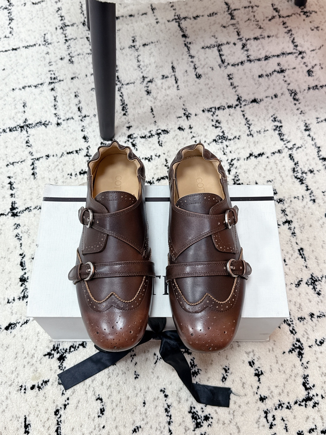 NO:626950,COTEMP 55/ Brogue Soft Monk Shoes Can be worn as single shoes, Slip-on leather shoes, Retro carved punches, Loft, moral training shoes. The traditional Monk Shoes have a wide horizontal strap decoration and metal buckle on the upper, and are pressed on the tongue, making them easy to put on and take off, comfortable and versatile. COTEMP Ducal Brodé  On the basis of retaining the classical elements and texture of Monk shoes, Monk has comprehensively iterated the styles of previous seasons, making them softer and lighter. The leather surface has been treated with distressing technology, giving it a more retro temperament. Hand-made pleats are incorporated at the ankles to add exquisite details and can be worn to wrap or step on the feet. This series is available in four colors, showing different styles. Suede/cowhide upper, sheepskin lining, molded rubber outsole  Suze#35-41 (40.41 custom-made, non-returnable), loafers, loafers, cowhide, sheepskin, chamois leather19860909COTEMP 55/ 布洛克柔软孟克鞋 可踩脚穿单鞋 一脚蹬皮鞋 复古雕花冲孔 乐福 德训鞋 传统的孟克鞋鞋面上有一个宽大的横向带装饰及金属环扣,并压附于鞋舌上,穿脱方便且舒适百搭.COTEMP Ducal Brodé Monk在保留孟克鞋古典元素和质感的基础上,对往季的款式进行全面迭代,更具有柔软轻薄的特质.皮料表面经过做旧工艺处理,更具复古气质.脚踝处融入手工抽褶,增加精致细节感的同时,可包脚或踩脚穿着.该系列共四色可选,展现不同风格 鞋面麂皮/牛皮 内里羊皮 鞋底开模橡胶大底 Suze#35-41（40.41定做不退换）,乐福鞋,loafers,cowhide,sheepskin,chamois leather,Women's Shoes