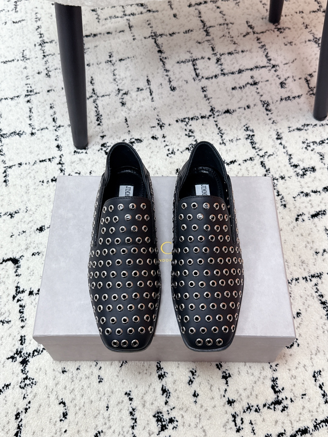 NO:626963,# Top version Jimmy Choo JC 26/ New flat sole, thick heel, hollow shoes, new fashion flat shoes, elegant and generous shoe shape, fashionable and durable, comfortable to wear, fashionable personality starts from the first step, elegant temperament, timeless, enjoy the envy of the eyes. Imported first-layer calfskin upper, sheepskin lining, Italian genuine leather outsole, accessories original custom hardware  Size#35-40 (40 customized), loafers, jimmy choo, jimmy choo, loafers, flats, cowhide, sheepskin, Leather soles19860909#顶级版本 Jimmy Choo 吉米周 JC 26/ 新款平底 粗跟 镂空 单鞋 新款时装平底鞋,优雅大气鞋型,时髦耐看,穿着舒适跟脚,时尚个性始于足下,优雅气质,历久弥新,悦享羡慕眼光 鞋面进口头层小牛皮 内里羊皮 大底意大利真皮大底 配饰原版定制五金 Size#35-40（40定做）,乐福鞋,jimmy choo,jimmy choo,loafers,flats,cowhide,sheepskin,Leather soles,Women's Shoes