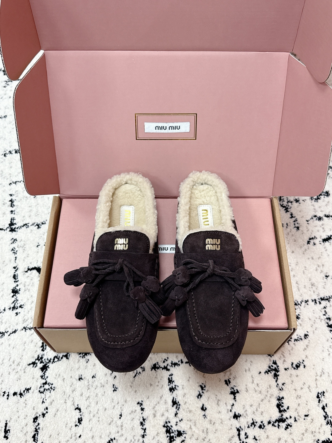 NO:626979,# Purchasing Grade MiuMiu Miu Miu 25/ss Autumn and Winter Pure Wool Loaf Beanie Shoes New Catwalk Semi-Tugging Good News for Driving Girls Retro Fashion Simple and Advanced Casual Matching Very Comfortable on the Feet The Upper and Embossed Logo Show a Unique Classic Style, The Fabric Is Original Cow Suede, The Lining Sheep Curl Outsole The Original Open-Mold Rubber Outsole  Size#35-40 (40 orders are not returnable), loafers, miumiu, loafers19860909#代购级 MiuMiu 缪缪 25/ ss秋冬 纯羊毛 乐福豆豆鞋 走秀新款 半拖 开车小姐姐的福音复古时尚 简约高级 随意搭配 上脚非常舒适 鞋面采用和压花徽标logo彰显别具一格的经典格调, 面料原版牛反绒 内里羊卷毛  大底原版开模橡胶大底 Size#35-40（40订做不退换）,乐福鞋,miumiu,loafers,Women's Shoes