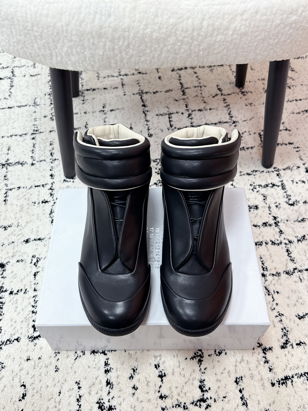 NO:626942,#TOPVERSION Couple model Martin Margiela Margiela 25/ Future Couple model sneakers high-top shoes Do you still remember this pair of Future sneakers that lead the trend of high-end sneakers?  It has returned with a bang and has once again become the focus of fashion. It has won the love of countless fans with its unique design concept and excellent comfort. Now this classic has finally returned to the world, allowing us to feel its charm again. Hidden strap design abandons traditional shoelaces to make the entire upper more concise and elegant. The soft calfskin creates an integrated upper with full texture, which makes you feel like you are in the clouds when worn on your feet. The same-color sole is simple yet fashionable, allowing you to easily become the focus of the street.  As a must-have for enthusiasts, this pair of shoes not only carries the history of fashion, but is also the first choice for new Margiela fans to experience luxury sports shoes. Fabric: Customized cowhide Lining: Customized sheepskin Outsole: Original Oxford rubber outsole Size# Female 35-40 Male 39-44 (45-48 customized), casual shoes/sneakers, masion margiela, sneakers, cowhide, sheepskin19860909#顶级版本 情侣款 Martin Margiela马吉拉 25/ Future 情侣款 运动鞋 高帮鞋 还记得这双引领高端运动鞋潮流的Future运动鞋吗？它重磅回归了 再次成为时尚焦点以其独特的设计理念和出色的舒适度赢得了无数粉丝的喜爱.如今 这款经典之作终于重现江湖 让我们再次感受到它的魅力 隐藏式束带设计 摒弃传统鞋带 让整个鞋面更加简洁大气 柔软的小牛皮打造一体化鞋面,质感十足,穿在脚上仿佛置身于云端 同色调鞋底,简约而不失时尚感,让你轻松成为街头焦点 作为爱好者的必收之作,这双鞋不仅承载着时尚历史 更是 Margiela 新粉丝的入门首选感受奢华运动鞋 面料: 定制牛皮 内里: 定制羊皮 大底: 原版牛津橡胶大底 Size#女35-40 男39-44 (45-48 定做）,休闲鞋/运动鞋,masion margiela,sneakers,cowhide,sheepskin,Women's Shoes