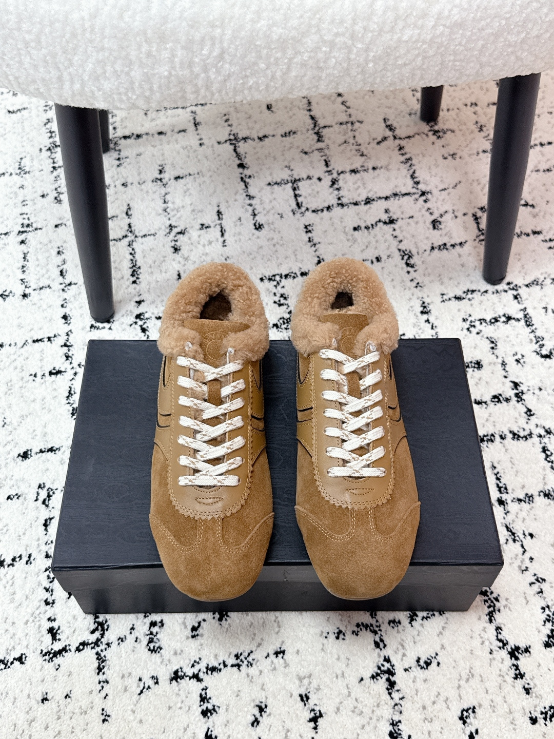 NO:627003,#TOPVERSION Dries Van Noten 25/ The latest Maoli Dexun casual shoes in autumn and winter. This German training shoe continues the classic T-shaped leather splicing design. It has been carefully improved many times by the design team, just to let you experience the most original military taste~ The soft and delicate characteristics of Napa cowhide are combined with the plush texture of suede cowhide, making it ultra-soft and comfortable while maintaining good breathability~ Comfort and texture go hand in hand, making it easy to control the four seasons. Fabric:  Cowhide/Cow Down Lining: Wool Outsole: Oxford Outsole Size: #Female 35-40 (customized for 40), casual shoes/sports shoes, sneakers, cowhide19860909#顶级版本 Dries Van Noten 25/ 秋冬最新 毛里 德训 休闲鞋 这一款德国训练鞋延续了经典的T形真皮拼接设计,经过设计团队多次的精心改良,只为让您体验最原始的军旅味道~纳帕牛皮柔软细腻的特点与反绒牛皮的绒毛质感相结合,使其既有超高的柔软舒适度,又同时保持不错的透气性能~舒适与质感并行,轻松驾驭四季 面料: 牛皮/牛绒 内里: 羊毛利 大底: 牛津大底 Size: #女35-40（40定做）,休闲鞋/运动鞋,sneakers,cowhide,Women's Shoes