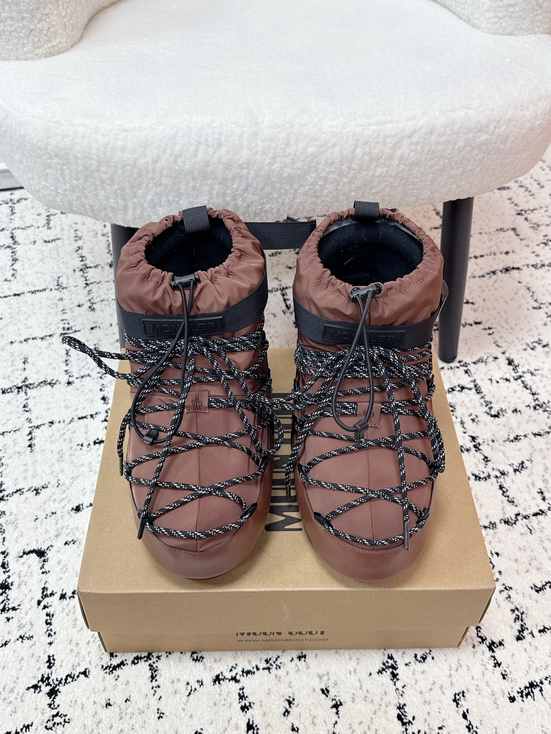 NO:626977,Moncler Grenoble x Moon Boot 25/ The latest joint model Icon drawstring snow boots are a pair of shoes that can be used for both left and right feet!  Very unique!  The characteristics of these plush boots are as soft and glutinous as bread. They are made of full plush material and have strong warmth retention. They can lock in heat well when worn in autumn and winter. The material is fluffy and soft, and they fit comfortably on the feet and will not feel stuffy when worn for a long time. The colors are diverse, both basic and pastel colors, suitable for different styles. The style is both casual and fashionable, and can be worn in daily life, out on the street and other scenes. Moonboot’s classic style is really unusual and feels.  The shopping genius discovered the Park series, which is warm and suitable for daily use. It is a soul mate. Customized technical fabric/cowhide for the upper, silk cotton padding inside, non-slip rubber outsole, 7cm increase in height. Size: #35-41, snow boots, boots, cowhide19860909Moncler Grenoble x Moon Boot 25/ 最新 联名款 Icon 抽绳 雪地靴 一双不分左右脚的鞋！超有特点！软软糯糯像面包这款毛绒靴的特点.全毛绒材质,保暖性强,秋冬穿着能很好锁住热量.材质蓬松柔软,上脚贴合舒适,长时间穿也不会闷脚配色多样,基础色和柔和色系都有,适配不同风格. 款式兼顾休闲与时尚,日常、出街等场景都能穿 moonboot的经典款实在太不日常了,而且感 会很占行李箱本购物小天才发现了park系列,保暖且日常 SOULMATE ”是灵魂伴侣. 鞋面定制科技面料/牛皮 内里丝绵填充 大底防滑橡胶大底 增高7cm Size : #35-41码,雪地靴,boots,cowhide,Women's Shoes