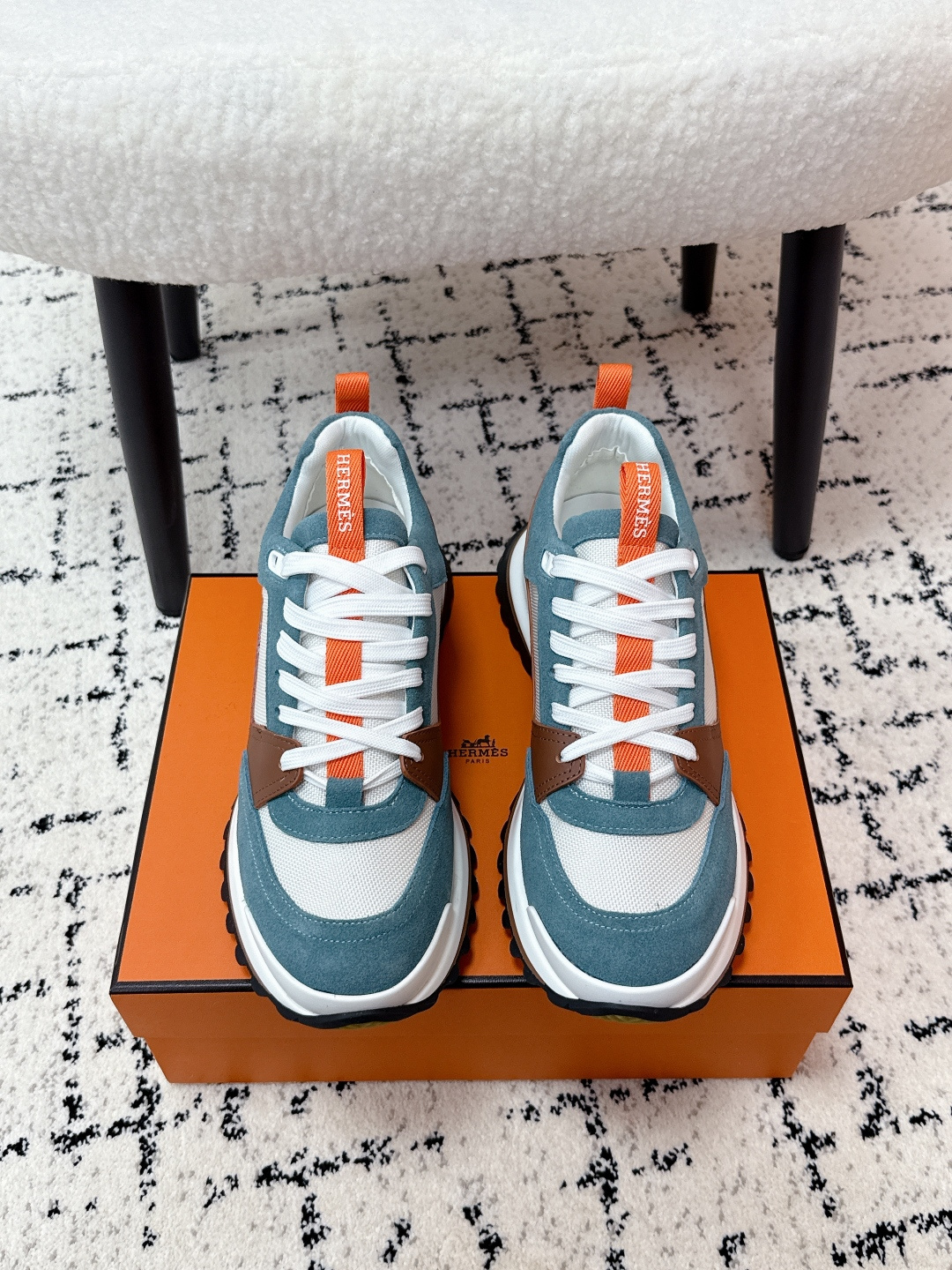 NO:626987,#Men's HERMES Hermès 25/ Leader's new men's round-toe lace-up low-top sports and casual shoes are new at the counter. Every detail of the shoes is specially thought out and eye-catching. The elegant splicing elements highlight the good temperament!  The fashionable flying woven lace-up method adds a casual atmosphere, and the exquisite lines can better reflect the family-style design language. Interspersed with exquisite lines, it perfectly fits the foot shape, naturally outlines the fashionable outline, achieves a visual impact, and fully interprets a different sports style!  Upper: Nappa calfskin/sued sheep leather Inner: scalp mesh/cowhide foot pads Outsole: ultra-light TPU foam rubber two-color molded outsole Size# male 39-45 (45 customized), casual shoes/sports shoes, hermes, hermes, sneakers, cowhide, sheep19860909#男款 HERMES爱马仕 25/ Leader 新款 男款 圆头系带 低帮 运动 休闲鞋 同步专柜上新.鞋子的每一个细节都特别用心,相当惹眼,雅致的拼接元素,凸显不俗的气质！ 时尚飞织系带方式,增添休闲的气息,精致的线条,无形之中能够更好体现出家族式的设计语言,穿插精致的线条,完美契合脚型,自然的勾勒出时尚的轮廓,达到视觉上的冲击效果,充分演绎不一样的运动风格！ 鞋面 : 纳帕小牛皮/反绒羊京皮 内里 : 头皮网/牛皮垫脚 大底 : 超轻TPU发泡 橡胶 双色成型大底 Size#男39-45（45定做）,休闲鞋/运动鞋,hermes,hermes,sneakers,cowhide,sheep,Women's Shoes