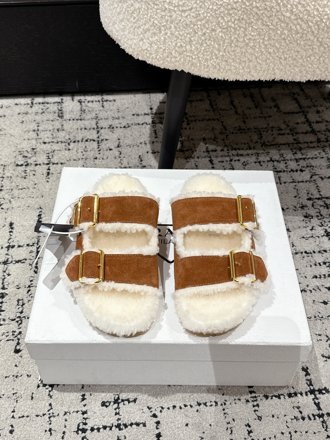 NO:630258,Purchasing agent level Prada 25/classic triangle logo double strap fur slides. This sneaker continues the timeless silhouette and is a new classic item. It is made of suede and is carefully crafted to enhance the style. The style is light and equipped with the triangle buckle logo. It is suitable for all seasons. It can be matched with all kinds of casual styles. In an era where various styles are full of eyeballs, the most long-lasting pairing captures people's hearts bit by bit. Fabric: Imported suede Lining: Lamb wool Outsole:  Tpu non-slip outsole + leather welt Size#35-41 (40 41 custom-made and non-returnable), semi-smooth fur shoes, prada, prada, sneakers, chamois leather19860909代购级 Prada普拉达 25/经典三角标 双带 毛拖 这款运动鞋延续经久不衰的轮廓,是新款经典单品 采用麂皮 精心制作, 提升格调 款式轻盈,搭配三角扣标志四季皆宜,可与各式休闲造型搭配,在各种风格充斥眼球的时代,最能长久陪伴搭配的 一点一点俘获人心 面料: 进口麂皮 内里: 羊羔毛 大底: Tpu防滑大底 +真皮沿条 Size#35-41（40 41订做不退换）,半拖毛毛鞋,prada,prada,sneakers,chamois leather,Women's Shoes