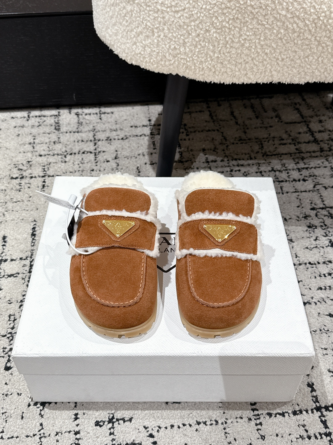 NO:630260,Purchasing agent level Prada 25/classic triangle logo, bag toe, fur flip flops. This sneaker continues the timeless silhouette and is a new classic item. It is made of suede and is carefully crafted to enhance the style. The style is light and equipped with the triangle buckle logo. It is suitable for all seasons and can be matched with all kinds of casual styles. In an era where various styles are full of eyeballs, the most long-term companionship captures people's hearts little by little. Fabric: Imported suede Lining: Lamb wool Outsole:  Tpu non-slip outsole + leather welt Size#35-41 (40 41 custom-made and non-returnable), semi-smooth fur shoes, prada, prada, sneakers, chamois leather19860909代购级 Prada普拉达 25/经典三角标 包头 毛拖 这款运动鞋延续经久不衰的轮廓,是新款经典单品 采用麂皮 精心制作, 提升格调 款式轻盈,搭配三角扣标志四季皆宜,可与各式休闲造型搭配,在各种风格充斥眼球的时代,最能长久陪伴搭配的 一点一点俘获人心 面料: 进口麂皮 内里: 羊羔毛 大底: Tpu防滑大底 +真皮沿条 Size#35-41（40 41订做不退换）,半拖毛毛鞋,prada,prada,sneakers,chamois leather,Women's Shoes