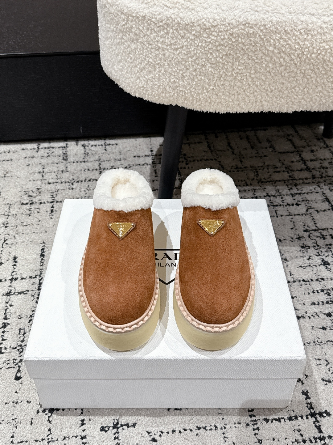 NO:630262,Purchasing level Prada 25/Thick-soled Casual Wool Half-Flop This sneaker continues the timeless silhouette and is a new classic item. It is made of suede and is carefully crafted to enhance the style. It is lightweight and equipped with a triangle buckle logo and a 5CM thick sole. It is suitable for all seasons and can be matched with all kinds of casual styles. In an era where all kinds of styles are full of eyeballs, the most lasting companion is the one that captures people's hearts little by little. Fabric: Imported suede Lining: Lamb hair Outsole:  Tpu non-slip outsole + genuine leather welt, sole thickness: 5CM Size#35-41 (40 41 customized, non-refundable), semi-slip fur shoes, prada, prada, sneakers, chamois leather19860909代购级 Prada普拉达 25/厚底 休闲 羊毛半拖 这款运动鞋延续经久不衰的轮廓,是新款经典单品 采用麂皮 精心制作, 提升格调 款式轻盈,搭配三角扣标志加5CM厚底 四季皆宜,可与各式休闲造型搭配,在各种风格充斥眼球的时代,最能长久陪伴搭配的 一点一点俘获人心 面料: 进口麂皮 内里: 羊羔毛 大底: Tpu防滑大底 +真皮沿条 底厚: 5CM Size#35-41（40 41订做不退换）,半拖毛毛鞋,prada,prada,sneakers,chamois leather,Women's Shoes