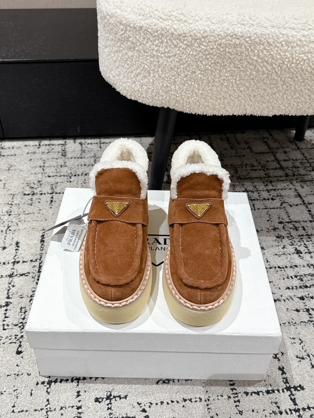 NO:630264,# purchasing grade Prada 25/latest thick-soled casual wool casual shoes. This sneaker continues the timeless silhouette and is a new classic item. It is made of suede and is carefully crafted to enhance the style. The style is light and comes with a triangle buckle logo and a 5CM thick sole. It is suitable for all seasons and can be matched with all kinds of casual styles. In an era where various styles are full of eyeballs, the most long-lasting companion is the one that captures people's hearts bit by bit. Fabric: Imported suede Lining: Lamb wool  Outsole: Tpu non-slip outsole + leather welt, sole thickness: 5CM Size#35-41 (40 41 customized, non-returnable), semi-slip suede shoes, prada, prada, sneakers, chamois leather19860909#代购级 Prada普拉达 25/最新 厚底休闲 羊毛 休闲鞋 这款运动鞋延续经久不衰的轮廓,是新款经典单品 采用麂皮 精心制作, 提升格调 款式轻盈,搭配三角扣标志加5CM厚底 四季皆宜,可与各式休闲造型搭配,在各种风格充斥眼球的时代,最能长久陪伴搭配的 一点一点俘获人心 面料: 进口麂皮 内里: 羊羔毛 大底: Tpu防滑大底 +真皮沿条 底厚: 5CM Size#35-41（40 41订做不退换）,半拖毛毛鞋,prada,prada,sneakers,chamois leather,Women's Shoes