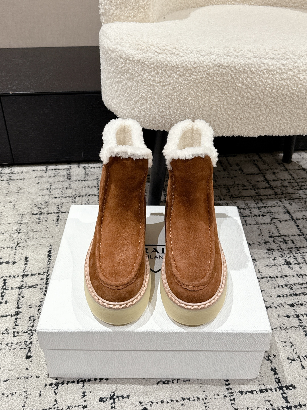 NO:630265,# purchasing grade Prada 25/latest thick-soled snow boots. This snow boot continues the timeless silhouette and is a new classic item. It is made of suede and is carefully crafted to enhance the style. It is lightweight and comes with a triangular buckle logo and a 5CM thick sole. It is suitable for all seasons and can be matched with all kinds of casual styles. In an era where all kinds of styles are full of eyeballs, the most long-lasting companion is the one that captures people's hearts bit by bit. Fabric: Imported suede Lining: Lamb wool imported from Australia  Outsole: Tpu non-slip outsole + leather welt, sole thickness: 5CM Size#35-41 (40 41 customized, non-returnable), semi-slip suede shoes, prada, prada, boots, chamois leather19860909#代购级 Prada普拉达 25/最新 厚底 雪地靴 这款雪地靴延续经久不衰的轮廓,是新款经典单品 采用麂皮 精心制作, 提升格调 款式轻盈,搭配三角扣标志加5CM厚底 四季皆宜,可与各式休闲造型搭配,在各种风格充斥眼球的时代,最能长久陪伴搭配的 一点一点俘获人心 面料: 进口麂皮 内里: 澳洲进口羊羔毛 大底: Tpu防滑大底 +真皮沿条 底厚: 5CM Size#35-41（40 41订做不退换）,半拖毛毛鞋,prada,prada,boots,chamois leather,Women's Shoes