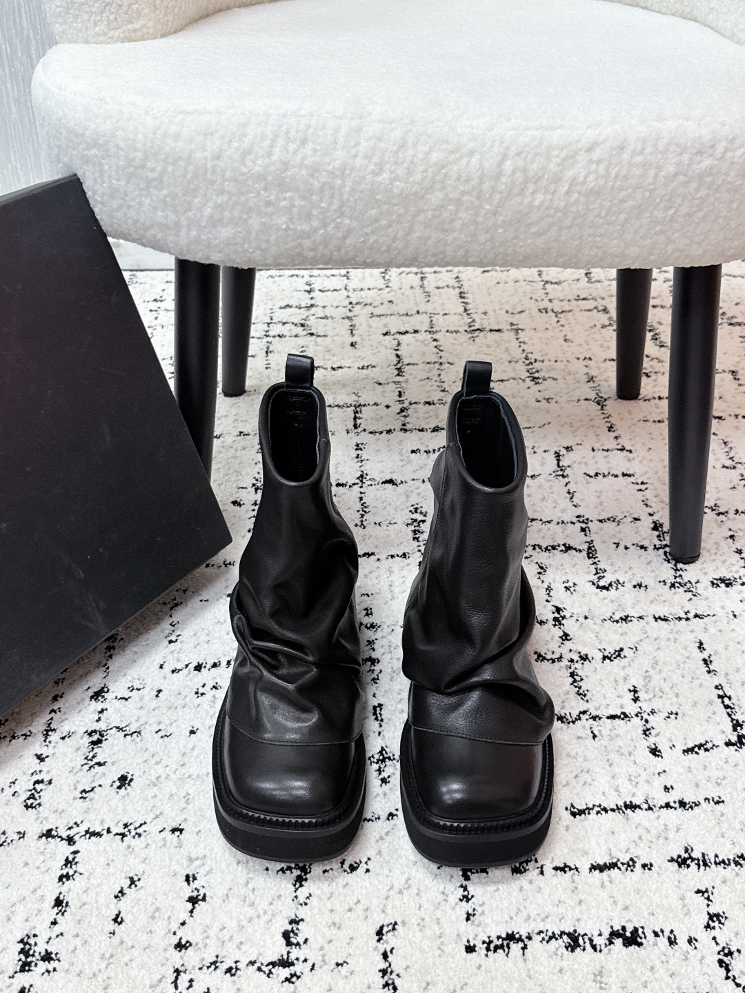 NO:626882,Niche trendy brand THE ATTICO 25/ Fw new autumn and winter fashionable platform short boots, pile boots, slip-on short boots, leisurely presents the new iconic shoe series 'Robin'. The selected leather is combined with street inspiration, and the craftsmanship has leaped into exquisite daily life. The unique pleats and metal embellishments are unique. The various styles depict the diverse portraits of urban women, and they can walk freely on their own home court!  A super high-quality item. A pair of boots that look great with any outfit. It’s amazing. The fashion sense and texture are really online. I would call it a must-have item for hot girls. The pile of boots make your legs look longer and slim. The super-cool boot shape makes you look stylish when you walk around 2.8 meters tall!  !  Visual feast, sexy and free temperament, simple temperament style!  Upper cowhide/cow suede, lining water-dyed cowhide, sole leather welt combined with Italian leather outsole, heel height 4cm, Size#35-41 (40.41. Customized, non-refundable), boots, boots, cowhide, Leather soles19860909小众潮牌 THE ATTICO 25/ Fw秋冬新品时髦厚底 短筒 堆堆靴 一脚蹬 短靴 悠然呈现全新标志性鞋履系列「Robin」 甄选皮革融合街头灵感,匠心工艺跃升精致日常,个性褶裥与金属缀饰特立独行,多样款式描绘都市女性多元肖像,率性游走自我主场！ 超高品味单品 搭配一切衣服都好看的一双靴 太绝了 真的时尚感和质感都很在线啊,我愿称之为辣妹必备单品,堆堆靴超显腿长腿细,超酷的靴型穿上走路带风气场两米八！！视觉盛宴 性感自由气质 简约气质款式！ 鞋面牛皮/牛反绒 内里水染牛皮 鞋底真皮沿条组合意大利真皮大底 跟高4cm Size#35-41（40.41.定做不退换）,靴子,boots,cowhide,Leather soles,Women's Shoes