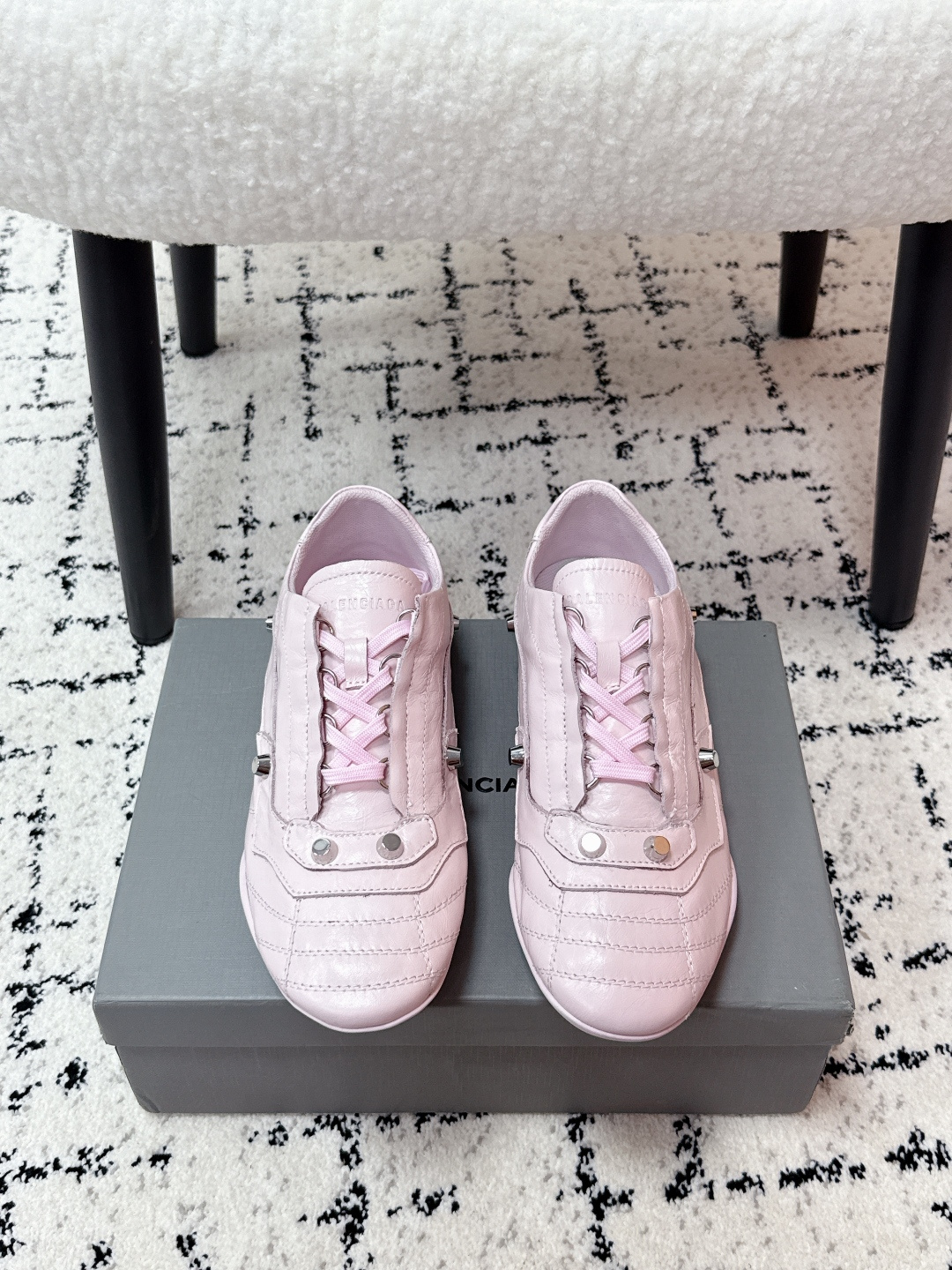 NO:626901,Balenciaga Balenciaga 25/ ss sports style retro moral training casual shoes based on retro football shoes, combined with Balenciaga's iconic 'fashion sports style', the pointed toe + low-top silhouette has a retro accent, and at the same time weakens the sense of sportiness through bright colors/special materials, making it more like a fashion item with matching styles. The upper is made of embossed leather, with a delicate luster and high-end texture; some colors are coated with metallic coating to increase eye-catching.  The shoe body is decorated with rivets and stitching texture, which not only retains the classic elements of football shoes, but also enhances the sense of luxury through exquisite craftsmanship; the laces are the same color as the shoe body, and the overall style is unified. There are rich color options, which can be worn with casual pants/jeans for street style, or with skirts to create a 'sweet and cool contrast'. It is a very popular type of 'fashion sneakers' in recent years. Cowhide upper, mesh lining, rubber outsole Size:  #35-41 (41 customized, non-returnable), casual shoes/sports shoes, balenciaga, balenciaga, sneakers, skirts, jeans, cowhide19860909Balenciaga 巴黎世家 25/ ss 运动风 复古 德训 休闲鞋 以复古足球鞋为原型,融合巴黎世家标志性的“时装运动风”,尖头+低帮轮廓自带复古腔调,同时通过亮色/特殊材质弱化运动感,更像搭配造型的时尚单品.鞋面采用压纹皮革,自带细腻光泽和高级质感；部分颜色用了金属感涂层,增加吸睛度. 鞋身有铆钉装饰+车线纹理,既保留了足球鞋的经典元素,又通过精致工艺提升了奢华感；鞋带与鞋身同色,整体风格统一.色彩选择丰富,既可以搭休闲裤/牛仔裤走街头风,也能配裙装打造“甜酷反差感”,是近年很火的“时装球鞋”类型. 鞋面牛皮 内里网布 大底橡胶大底 Size : #35-41（41定制不退换）,休闲鞋/运动鞋,balenciaga,balenciaga,sneakers,skirts,jeans,cowhide,Women's Shoes