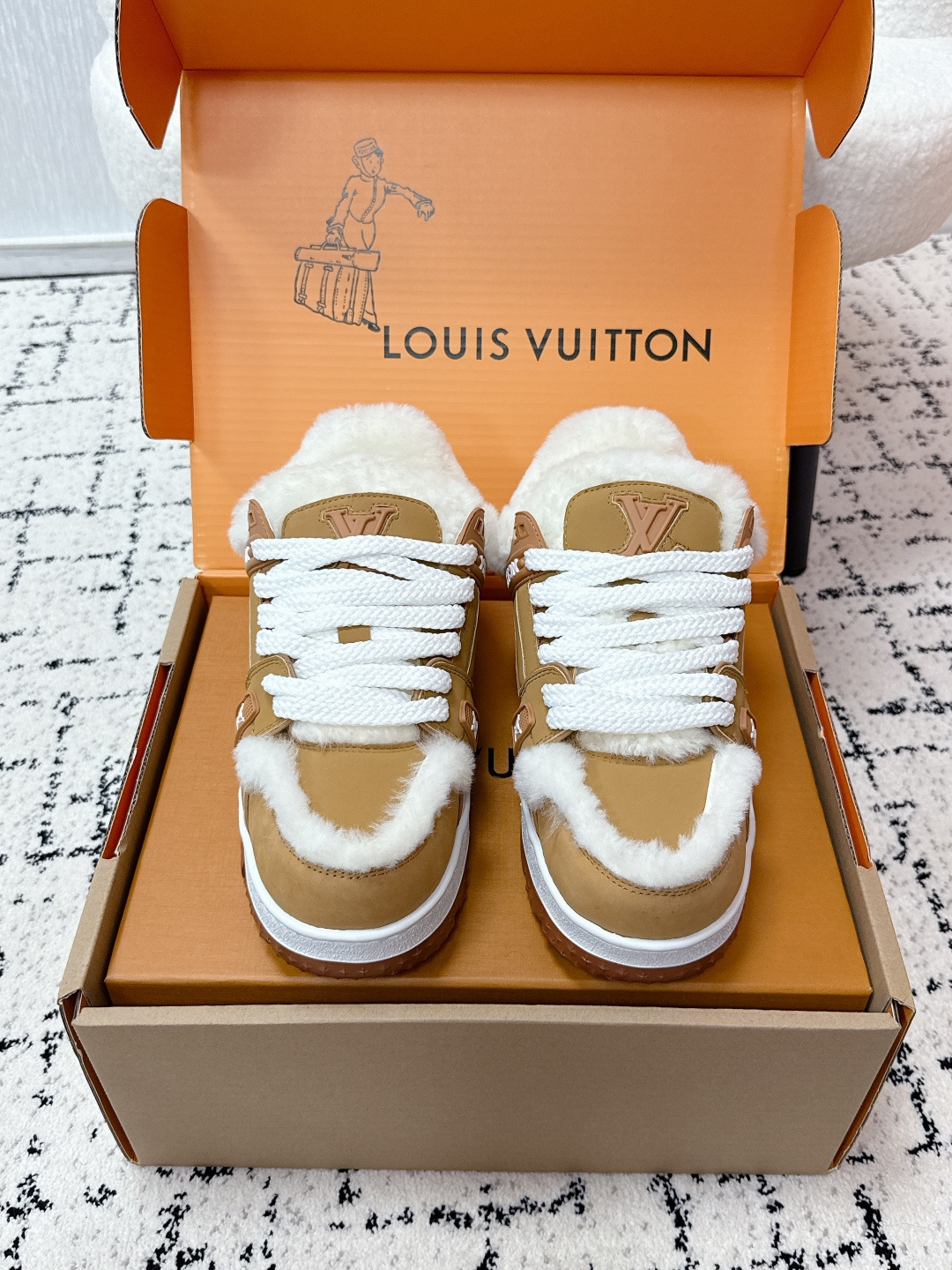 NO:626939,#Top version Wool lining LV Louis Vuitton Donkey brand 25/ TRAINER MAXI Jiggly series Bread Thick sole Skateboard Casual Wool lining Sports shoes Original purchase and development Production Cute fat trainer, a style bought with eyes closed, breaking the single change of color, younger fat trainer can also be called fat shoes, naive, cute and cute The most classic fat shoe style, the most classic color matching, high-end and classy  The colors of every style are great!  Original molded cute buckles, original material and workmanship details exactly the same Fabric: Original customized imported first-layer cowhide Lining: Original customized wool Outsole: Original molded TPU combination outsole Sole thickness: 4CM Size: Women's 35-41 / Men's 39-45 Full set of original packaging in airplane box, casual shoes/sports shoes, louis vuitton, louis vuitton, louis vuitton, sneakers, cowhide19860909#顶级版本 羊毛里款 LV路易威登 驴牌 25/ TRAINER MAXI 胖丁系列 面包 厚底 滑板 休闲 羊毛里款 运动鞋 原版购入开发 做货 可爱胖trainer,来闭着眼睛买的款式,打破颜色的单一变化,更年轻了胖trainer也可以叫发福鞋,憨态可掬,可可爱爱最经典的胖子鞋型,最经典的配色, 高端大气上档次 每个款式配色都很赞！原版开模可爱饰扣,原版完全一样材质做工细节 面料: 原版定制进口头层牛皮 内里: 原版定制羊毛 大底: 原版开模TPU组合大底 底厚: 4CM Size: 女款35-41 /男款39-45 飞机盒全套原版包装,休闲鞋/运动鞋,louis vuitton,louis vuitton,louis vuitton,sneakers,cowhide,Women's Shoes