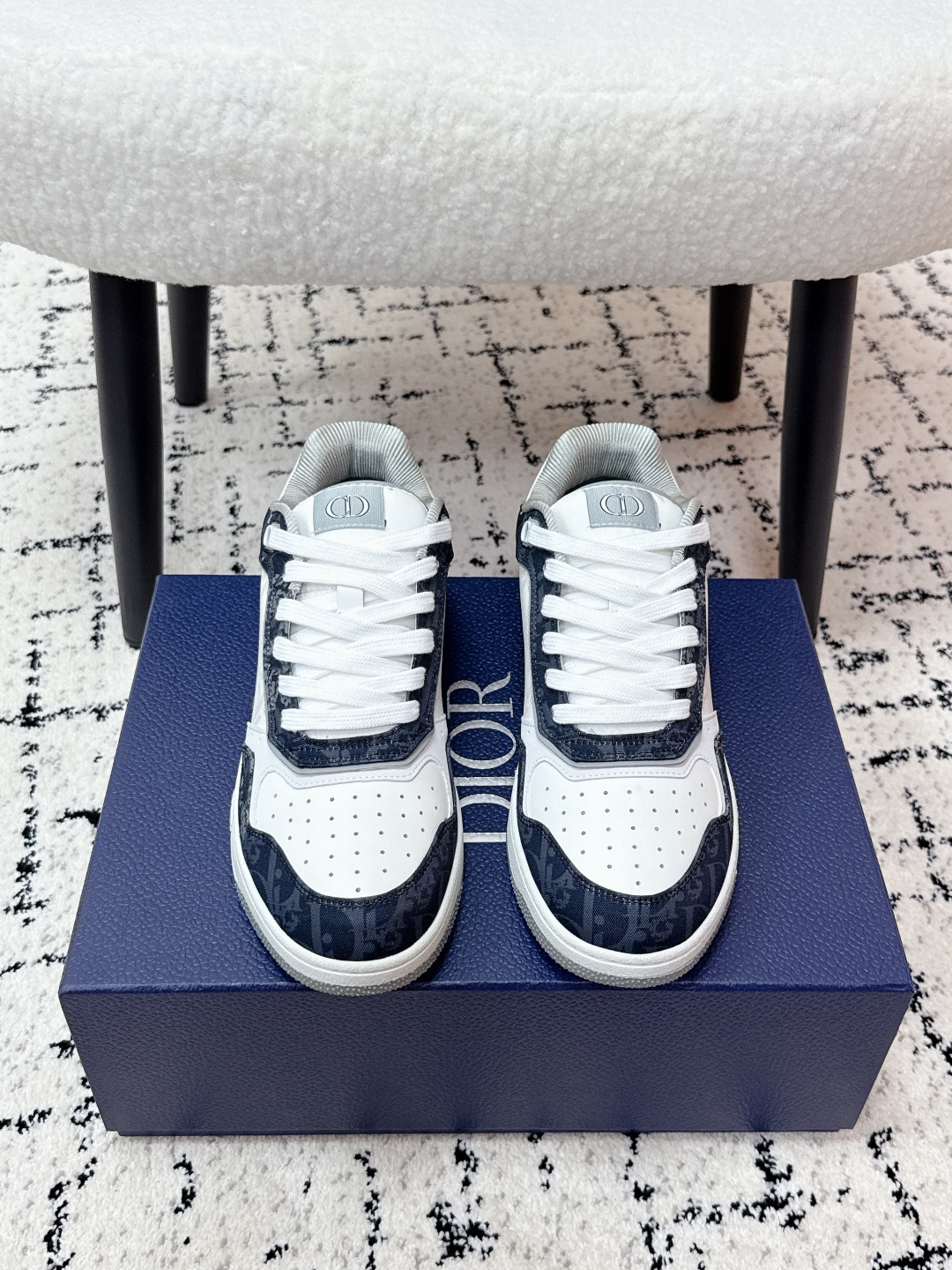 NO:626912,#TOPVERSION Dior Dior 25/ Brand new upgrade B27 series classic couple’s presbyopia casual sports sneakers. Original purchase, development and production. The counter is synchronized with the new layout. A popular one among major celebrities and Internet celebrities. The on-foot effect is very nice. B27 sports sneakers made by Italian craftsmen have distinct layers and a unique three-dimensional effect to show a modern and elegant style. Comparable to Dior x AJ1, classic presbyopia Oblique printing and embroidery elements. Synchronized packaging at the counter.  Fabric Original custom cowhide + Oblique old floral fabric Custom breathable lining Outsole Original private model TPU combination outsole Sole thickness 3CM Size: #35-46 (40.41 for women, 45.46 for men, custom-made and non-returnable), casual shoes/sports shoes, dior, dior, sneakers, cowhide19860909#顶级版本 Dior迪奥 25/ 全新升级 B27系列 经典 情侣款老花 休闲运动板鞋 原版购入 开发做货 专柜同步新版面各大明星网红追捧的一款 上脚效果非常nice 由意大利工匠打造的B27运动板鞋 层次分明以别一格的立体效果展现摩登优雅格调媲美Dior x AJ1,经典老花Oblique 印花刺绣元素 专柜同步包装 面料原版定制牛皮+ Oblique老花布 内里定制透气内里 大底原版私模TPU组合大底 底厚3CM Size:#35-46(女40.41男45.46定做不退换）,休闲鞋/运动鞋,dior,dior,sneakers,cowhide,Women's Shoes