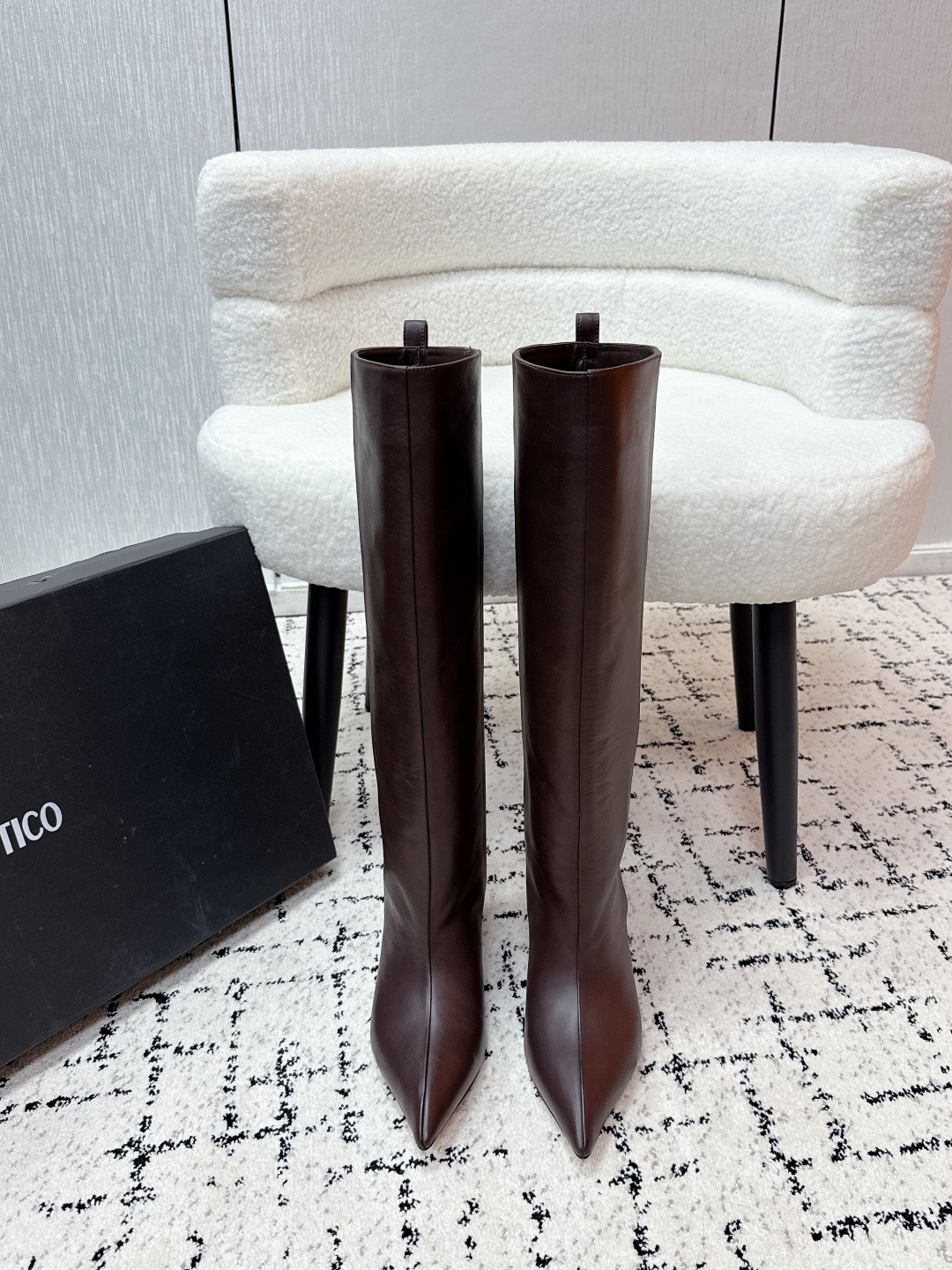 NO:630266,The attico niche trendy brand 25/ ss autumn and winter new fashionable straight pointed toe high-heeled boots. Super high-grade single product. A pair of boots that look good with all clothes. It’s amazing. The original version was purchased for 1w. Perfectly restored. It’s amazing. A visual feast. Sexy and free temperament. Simple temperament style!  Upper: Made of imported cow suede. Lining: water-dyed cowhide. Sole: genuine leather outsole imported from Italy. Heel height: 6.5 cm. Size: #35-41 (40 and 41 are non-refundable), boots, boots, cowhide, Leather soles.19860909The attico 小众潮牌 25/ ss秋冬新品时髦直筒尖头高跟长靴 超高品味单品 搭配一切衣服都好看的一双靴 太绝了 原版1w购入 完美还原 太绝了 视觉盛宴 性感自由气质 简约气质款式！ 鞋面 : 采用进口牛反绒 内里 : 水染牛皮 鞋底 : 意大利进口真皮大底 跟高 : 6.5 cm Size : #35-41（40 41定不退换）,靴子,boots,cowhide,Leather soles,Women's Shoes