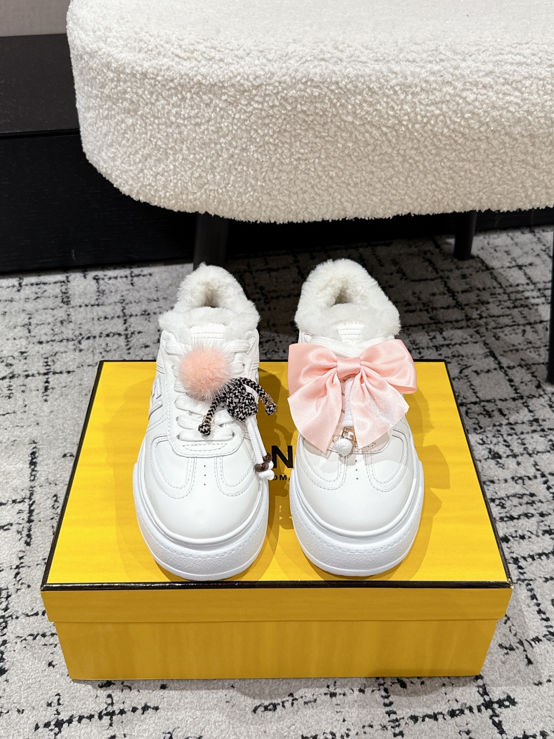 NO:630257,#TOPVERSION FENDI Fendi 25/ Match Platfo wool lining, biscuit shoes, bread shoes, charms, thick-soled round toe laces, sneakers, originally purchased for development and production. The first sneaker fendi match created by designer Kim Jones is similar to the LV Donkey Brand Trainer basketball sneakers. The shoe shape is similar, with the addition of FF retro design. The upper is made of suede and mesh stitching. The double F logo on the side is embossed with terry velvet lining on the inside. The upper foot is super soft and light.  Comfortable matching sweatshirt, full of youthful feeling. The fabric is original custom imported first-layer cowhide/mesh cloth. The lining is imported custom real wool. The sole is original molded ultra-light foam material. The sole thickness is 5CM. Size: #women's 35-40 (40 customization is not returnable), casual shoes/sports shoes, fendi, fendi, louis vuitton, louis vuitton, tom ford, sneakers, hoodie, sweatshirts, cowhide, chamois leather19860909#顶级版本 FENDI芬迪 25/ Match Platfo 羊毛里 饼干鞋面包鞋 吊饰 厚底圆头系带 板鞋 原版购入开发 做货 设计师Kim Jones打造的首款运动鞋fendi match 和LV驴牌的Trainer篮球运动鞋 鞋型差不多 添加了FF复古的设计 鞋面采用麂皮和网布拼接组合 侧面凸起的双F logo内里采用毛巾绒里 上脚超级柔软 轻便 舒适搭配卫衣 少年感满满 面料原版定制进口头层牛皮/网布 内里进口定制真羊毛 鞋底原版开模超轻发泡材质 底厚5CM Size: #女款35-40（40定做不退换）,休闲鞋/运动鞋,fendi,fendi,louis vuitton,louis vuitton,tom ford,sneakers,hoodie,sweatshirts,cowhide,chamois leather,Women's Shoes