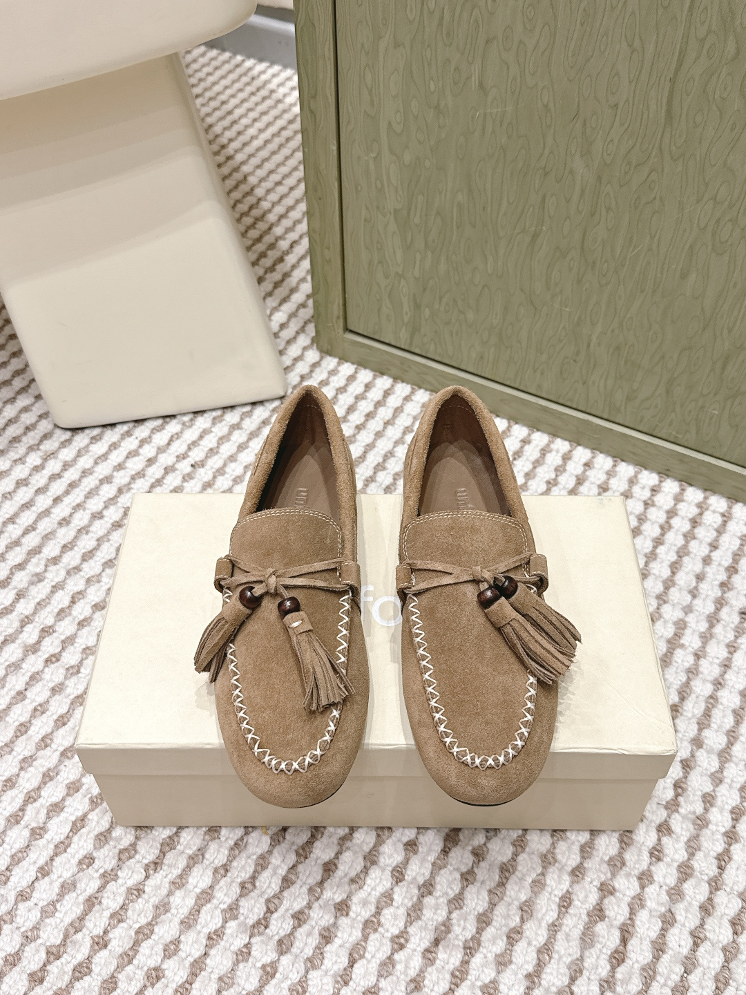 NO:646517,Purchasing agent Unfolio retro simple tassel flat loafers single shoes are made of suede leather, with a soft texture and a matte high-end feel. The design is detailed, with tassels, decorative beads and topstitching on the shoe body, which is exquisite and has a retro atmosphere. The style is a slip-on loafer, which is easy to put on and take off, suitable for daily commuting or leisure occasions.  The color scheme is a low-saturated brown tone, which is low-key and versatile, and can be easily integrated with different styles of wear. The shoe shape fits the foot shape, and the flat-soled design takes into account both comfort and neatness. The upper is cow suede, the lining is sheepskin, and the outsole is rubber. Increased by 2cm. Size: 35-41 (customized sizes 40 are non-refundable). Loafers, loafers, sheepskin, chamois leather19860909代购级 Unfolio复古简约流苏平底乐福鞋 单鞋 麂皮材质,质感柔软且自带哑光高级感.设计有细节,鞋身带流苏、装饰珠和明线缝线,精致又有复古氛围.款式是套脚乐福鞋,穿脱方便,日常通勤或休闲场合都适配. 配色是低饱和的棕调色系,低调百搭,容易和不同风格的穿搭融合,鞋型贴合脚型,平底设计兼顾舒适与利落感. 鞋面牛反绒 内里羊皮 大底橡胶大底 增高2cm size :35-41码（40码定制不退换）,乐福鞋,loafers,sheepskin,chamois leather,Women's Shoes