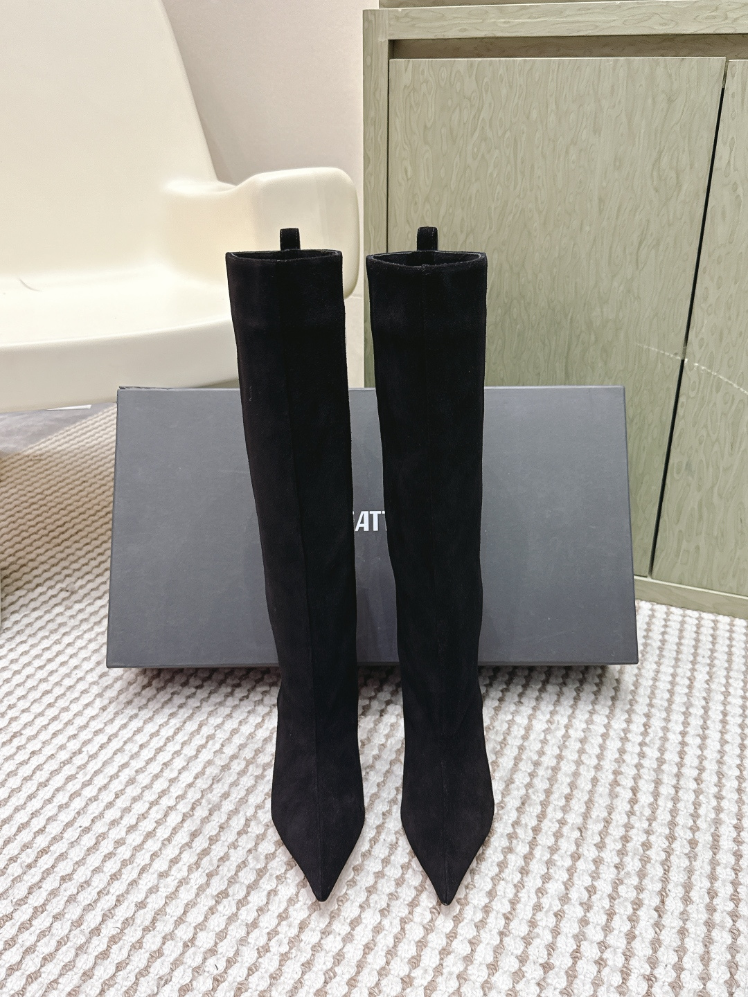 NO:646522,Purchasing agent level The attico niche trendy brand 25/ ss autumn and winter new fashionable straight pointed toe high-heeled boots. Super high-quality single product. A pair of boots that look good with all clothes. It is amazing. The original version was purchased for 1w. Perfect restoration. It is amazing. A visual feast. Sexy and free temperament. Simple temperament style!  Upper: Made of imported cow suede. Lining: water-dyed cowhide. Sole: genuine leather outsole imported from Italy. Heel height: 6.5 cm. Size: #35-41 (40 and 41 are non-refundable), boots, boots, cowhide, Leather soles.19860909代购级 The attico 小众潮牌 25/ ss秋冬新品时髦直筒尖头高跟长靴 超高品味单品 搭配一切衣服都好看的一双靴 太绝了 原版1w购入 完美还原 太绝了 视觉盛宴 性感自由气质 简约气质款式！ 鞋面 : 采用进口牛反绒 内里 : 水染牛皮 鞋底 : 意大利进口真皮大底 跟高 : 6.5 cm Size : #35-41（40 41定不退换）,靴子,boots,cowhide,Leather soles,Women's Shoes