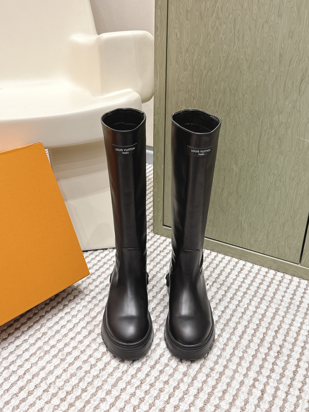 NO:646513,Purchasing agent level LOUIS VUITTON 25ss LV donkey brand new British style handsome Martin boots knight boots long boots, versatile and slim foot yyds. Three-dimensional and full shape, full of temperament, comfortable on the feet, very retro style, full of aura, plus the original presbyopic design style is very classic, perfect details, original imported cowhide upper, cowhide/wool lining, original open molded anti-slip outsole Size:  35-40 (40.41 custom-made, non-refundable), boots, louis vuitton, louis vuitton, louis vuitton, boots, cowhide19860909代购级 LOUIS VUITTON 25ss LV驴牌新款英伦风帅气马丁靴骑士靴长靴 楦型百搭瘦脚yyds.造型立体饱满,气质满满 上脚舒适 非常复古风、气场十足,加原版老花设计风格非常经典 细节完美 鞋面原版进口牛皮 内里牛皮/羊毛 大底原版开模防滑大底 Size: 35-40（40.41订做不退换）,靴子,louis vuitton,louis vuitton,louis vuitton,boots,cowhide,Women's Shoes