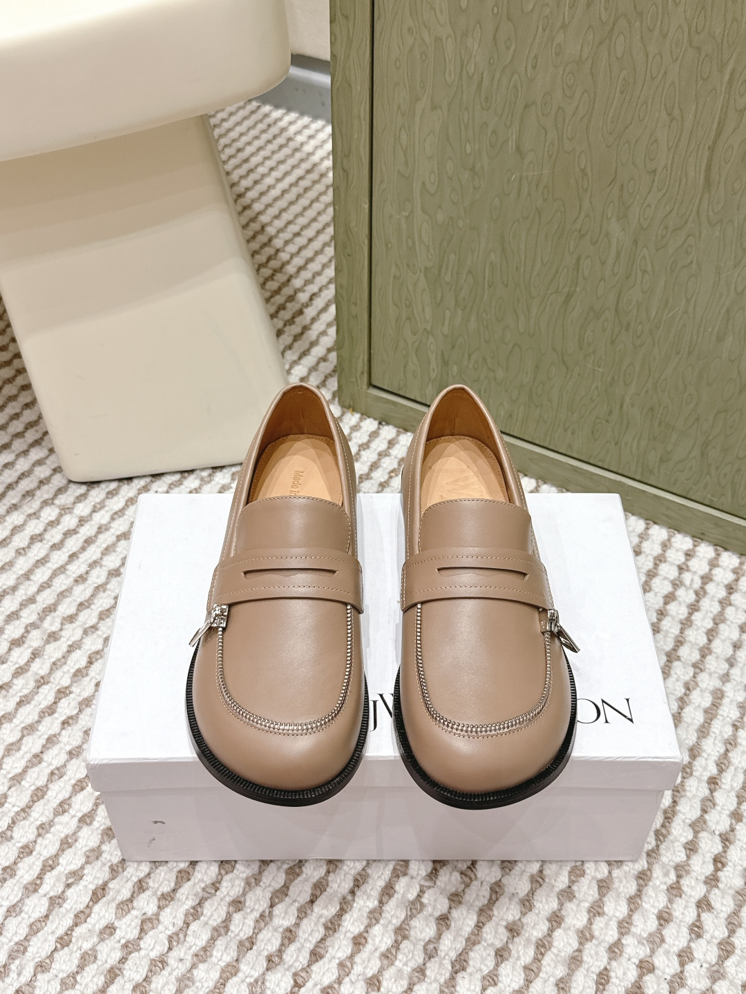 NO:630858,Purchasing agent Jwanderson niche trendy brand 25/ four seasons, the latest catwalk style loafers, the round toe is so cute!  The cute design can be matched all year round, and it is quite practical. It can also be worn with socks in winter and looks great!  There are so many fashion bloggers on Instagram who are modeling their styles, and celebrities and trendy fashion bloggers are all wearing them. It’s so convenient to just go out and wear whatever you want!  Original imported cowhide/cow suede upper, water-dyed cowhide lining, simulated leather outsole Size: #35-41 (40.41 custom-made, non-returnable), loafers, loafers, cowhide, socks19860909代购级 Jwanderson小众潮牌 25/ 四季款 最新走秀款 乐福鞋单鞋 圆圆的鞋头可可爱爱的！呆萌的设计,一年四季都可以搭配,实用性还蛮好,也可以搭配袜子冬天穿也很好看！ Ins超多时尚博主穿搭师范, 明星潮人时尚博主都在穿,一脚蹬出门上脚随便一套,简直不要太方便！ 鞋面原版进口牛皮/牛反绒 内里水染牛皮 大底仿真皮底 Size: #35-41（40.41定做不退换）,乐福鞋,loafers,cowhide,socks,Women's Shoes